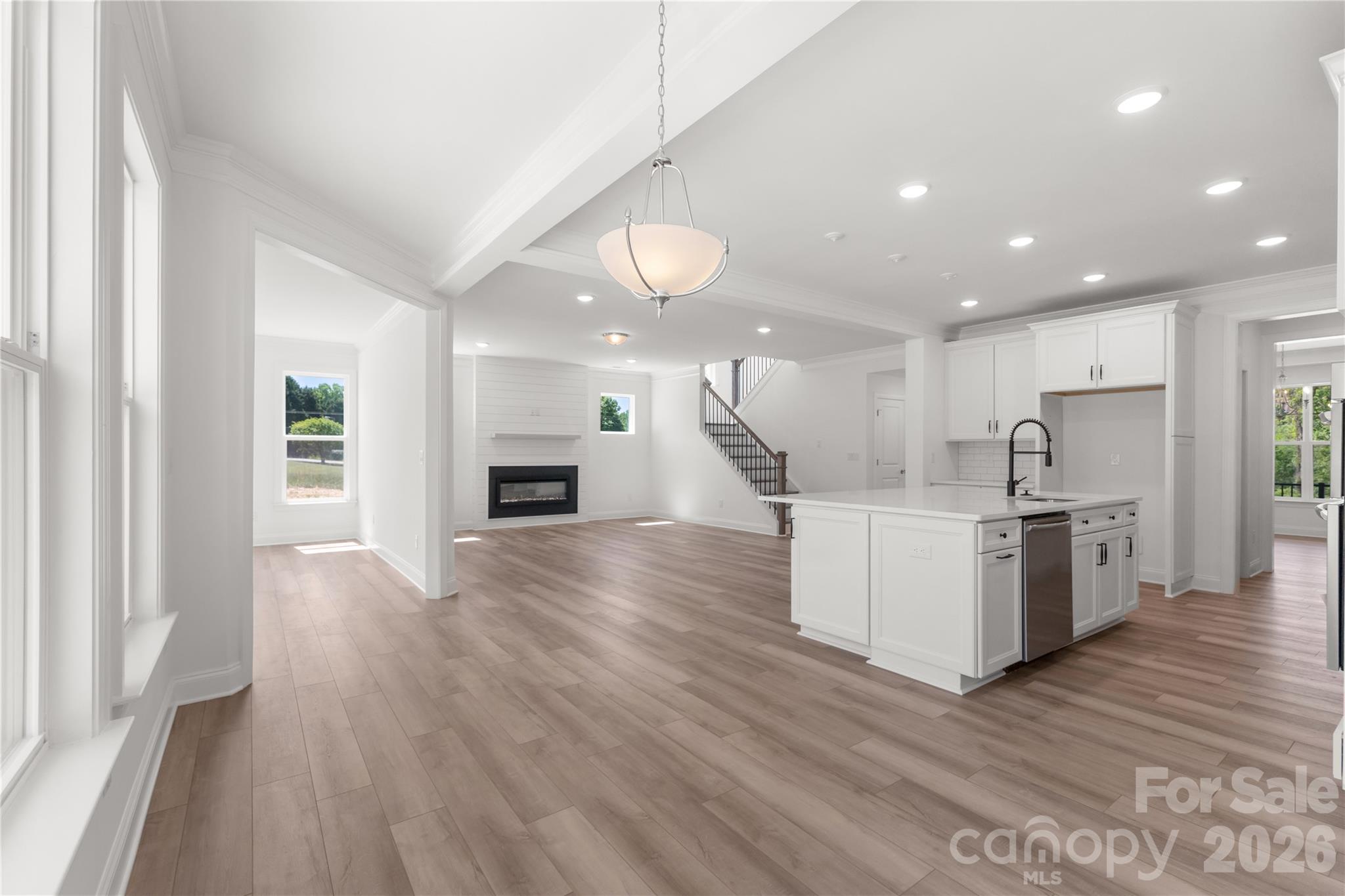 5944 Bakers Point — Hickory