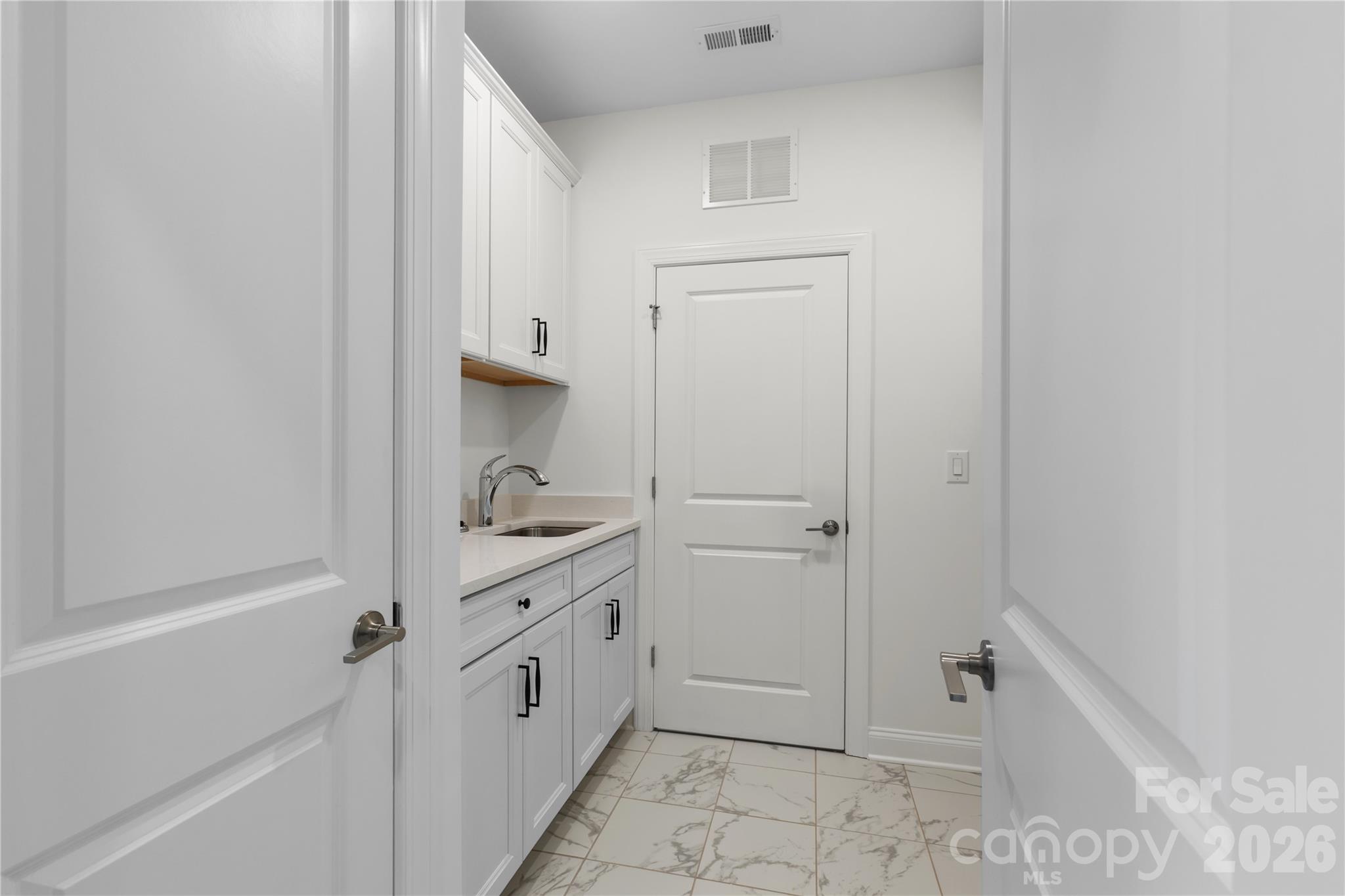 5944 Bakers Point — Hickory