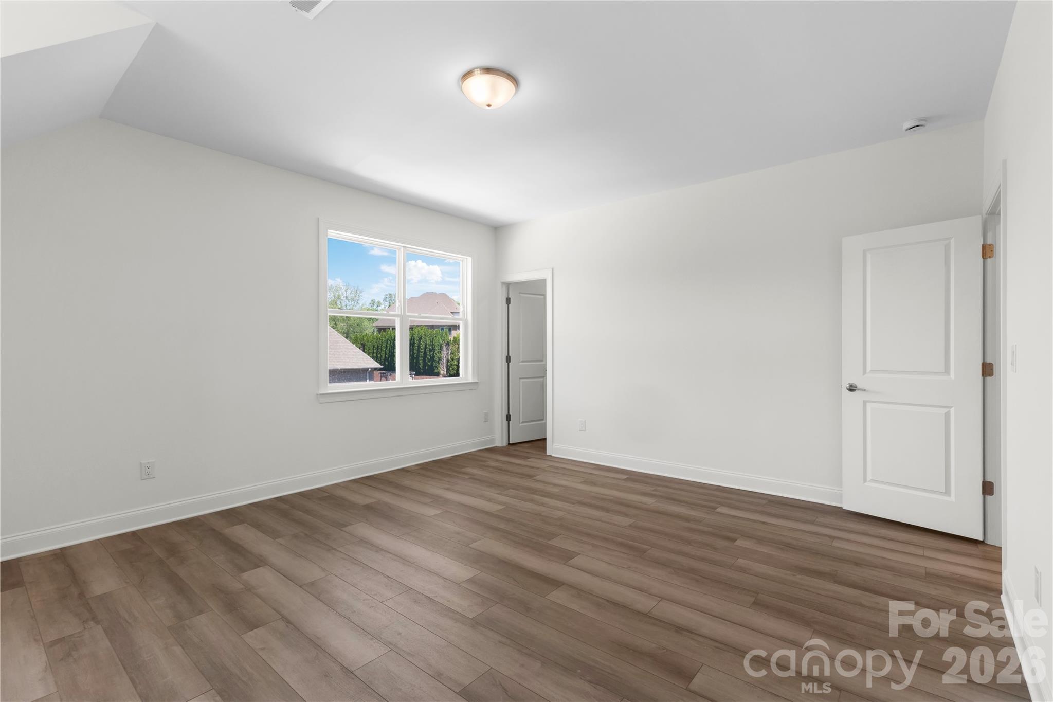 5944 Bakers Point — Hickory