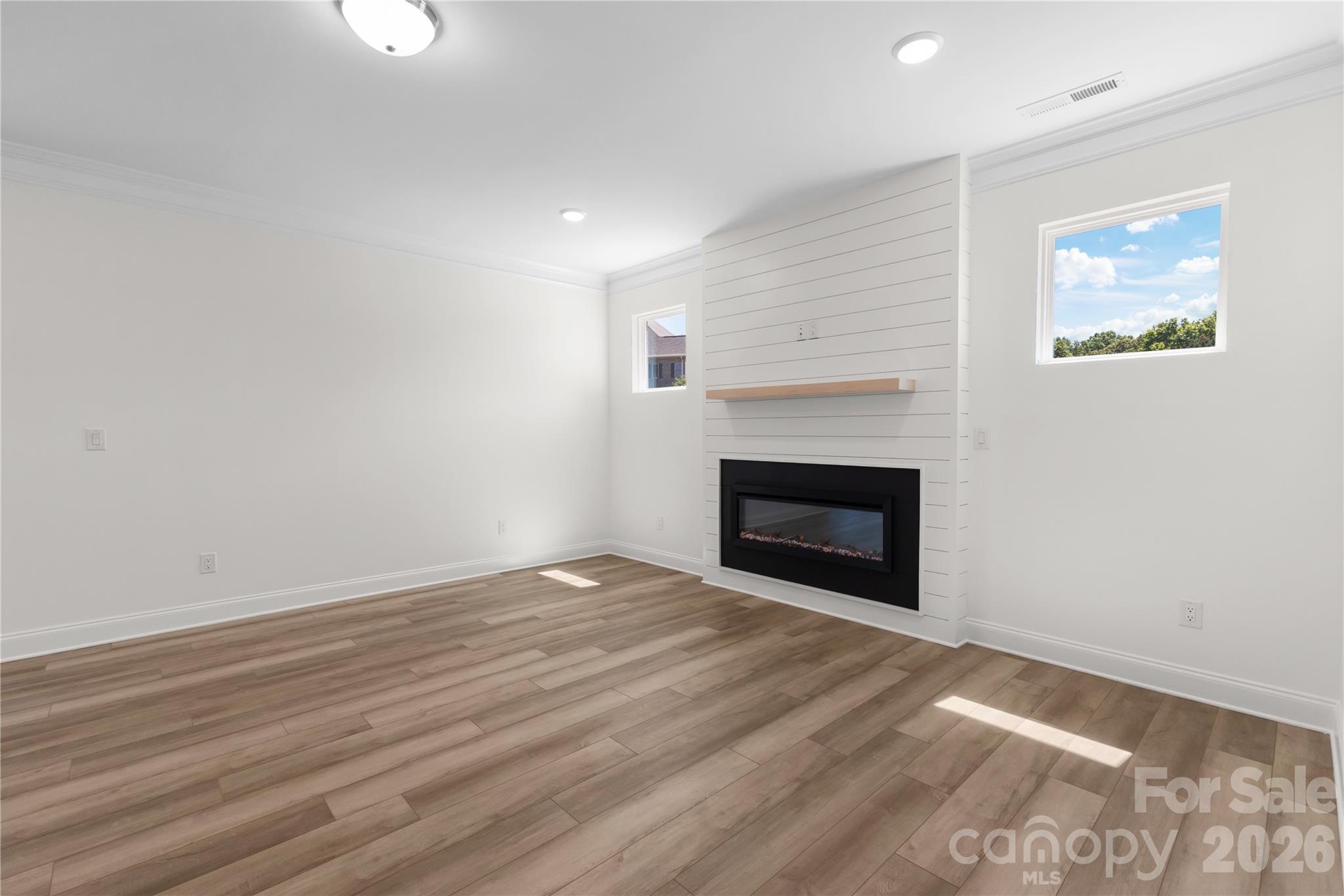 5944 Bakers Point — Hickory