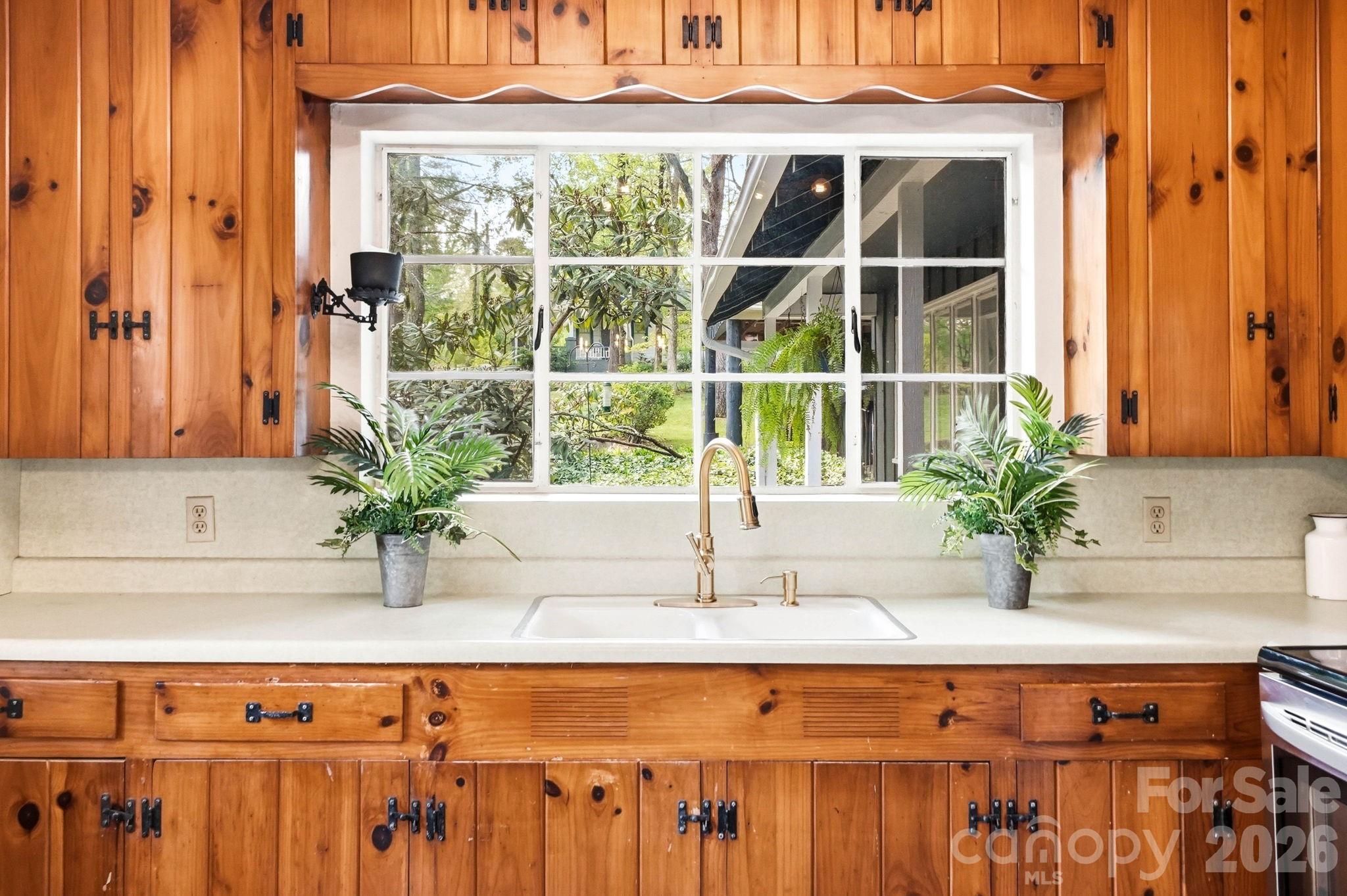 127 Erkwood Drive — Hendersonville