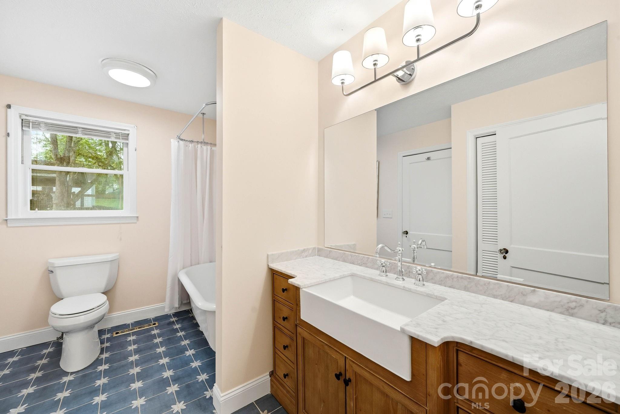 127 Erkwood Drive — Hendersonville