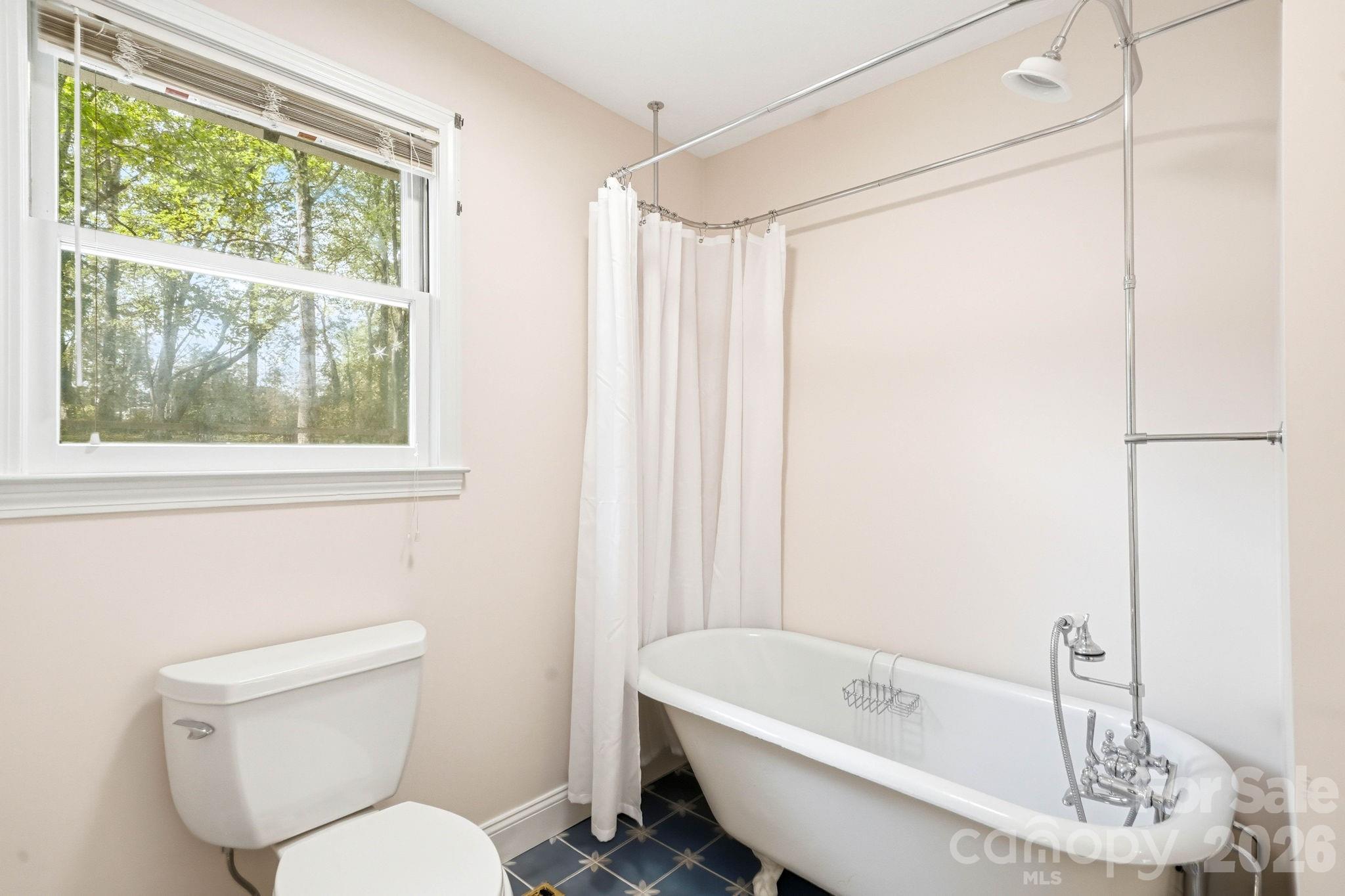 127 Erkwood Drive — Hendersonville