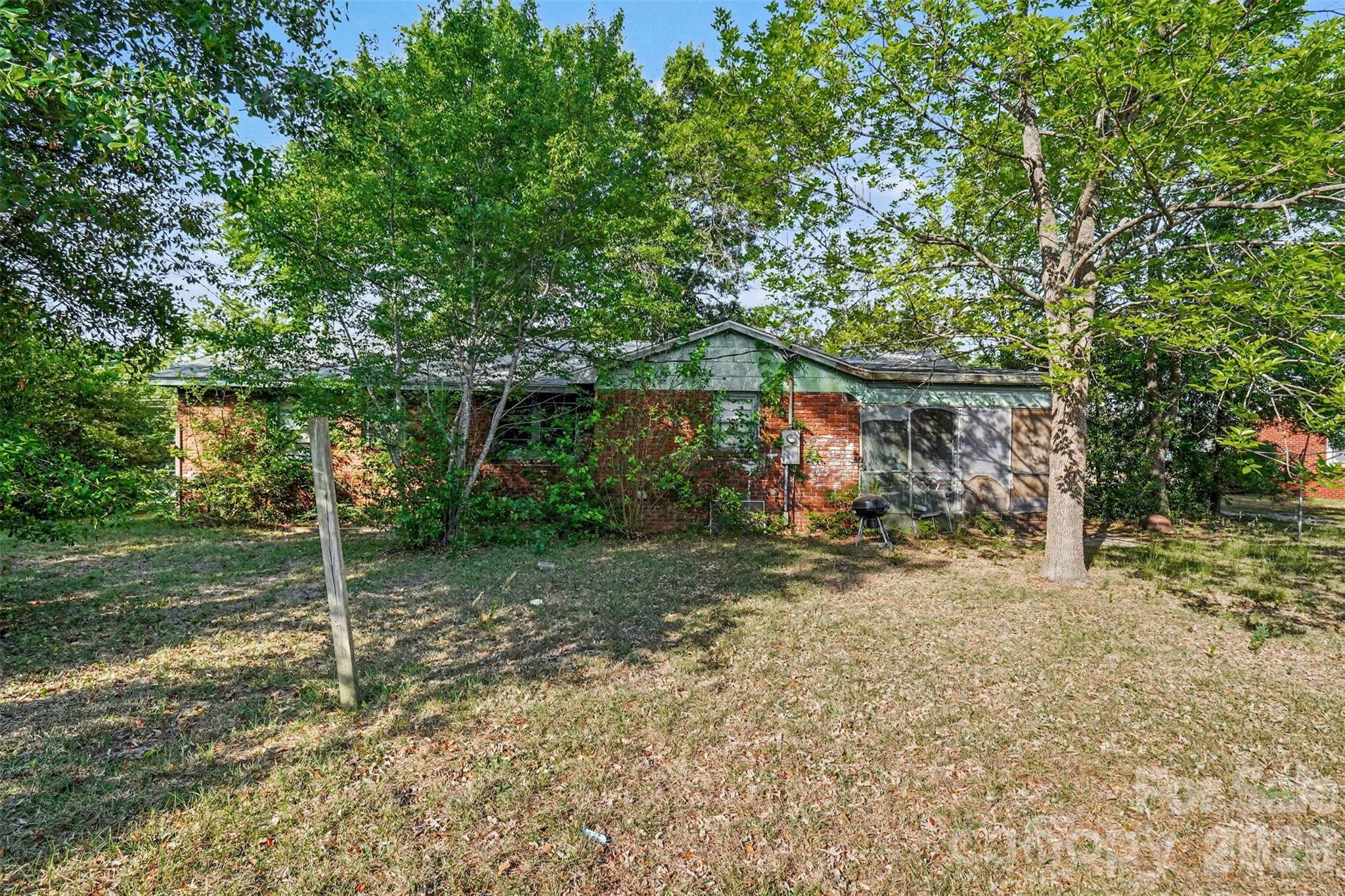 105 W Temple Avenue — Rockingham