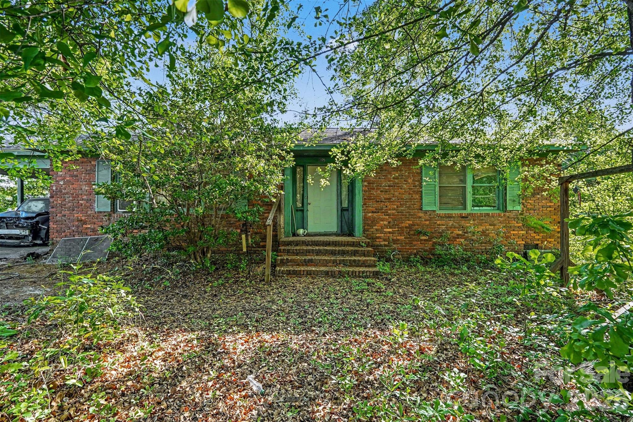 105 W Temple Avenue — Rockingham