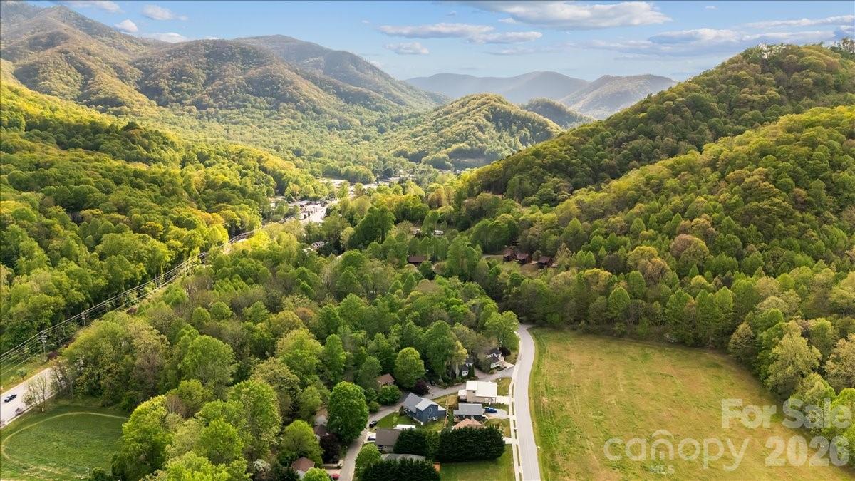 33 Indian Trace Road — Maggie Valley