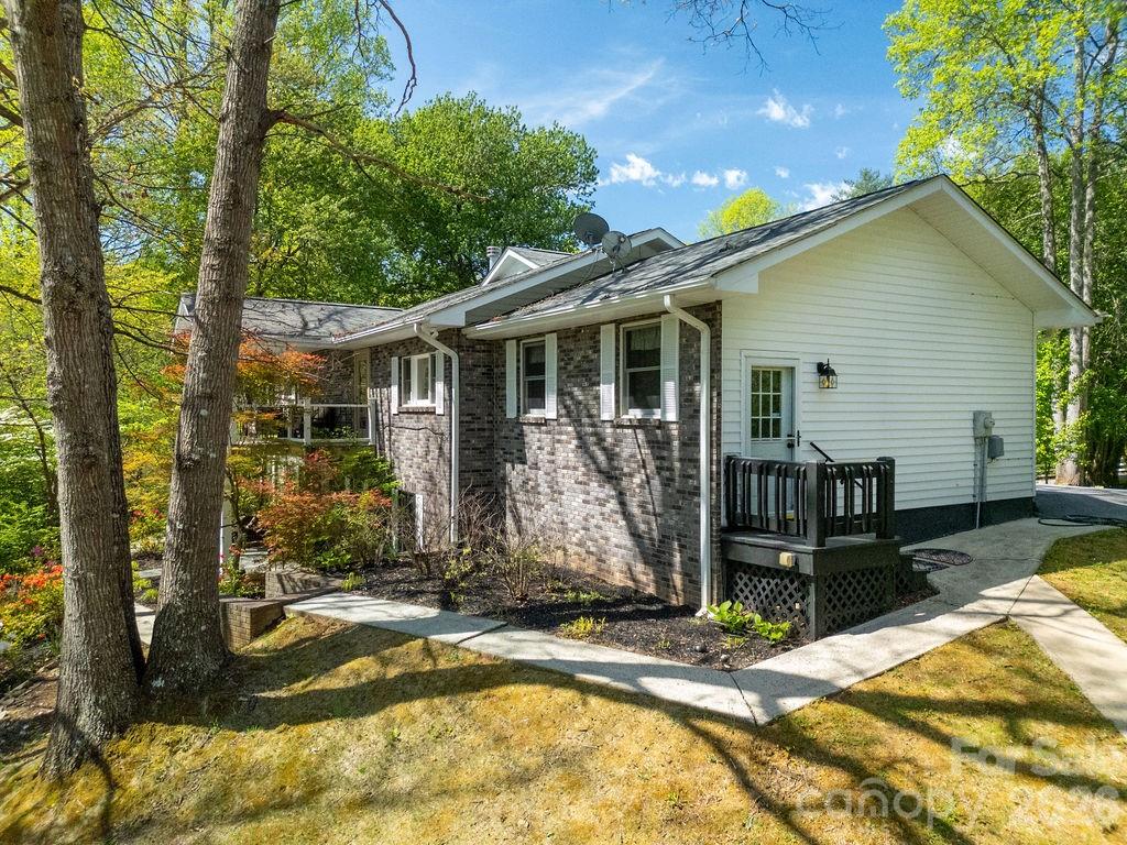 1388 King Road — Pisgah Forest