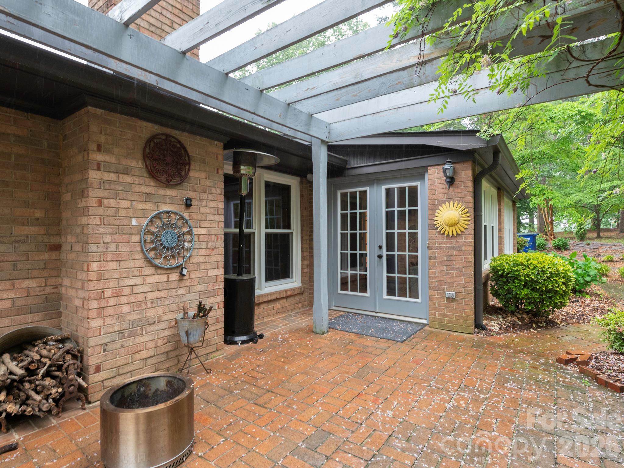 8536 Circle Drive — Mount Pleasant