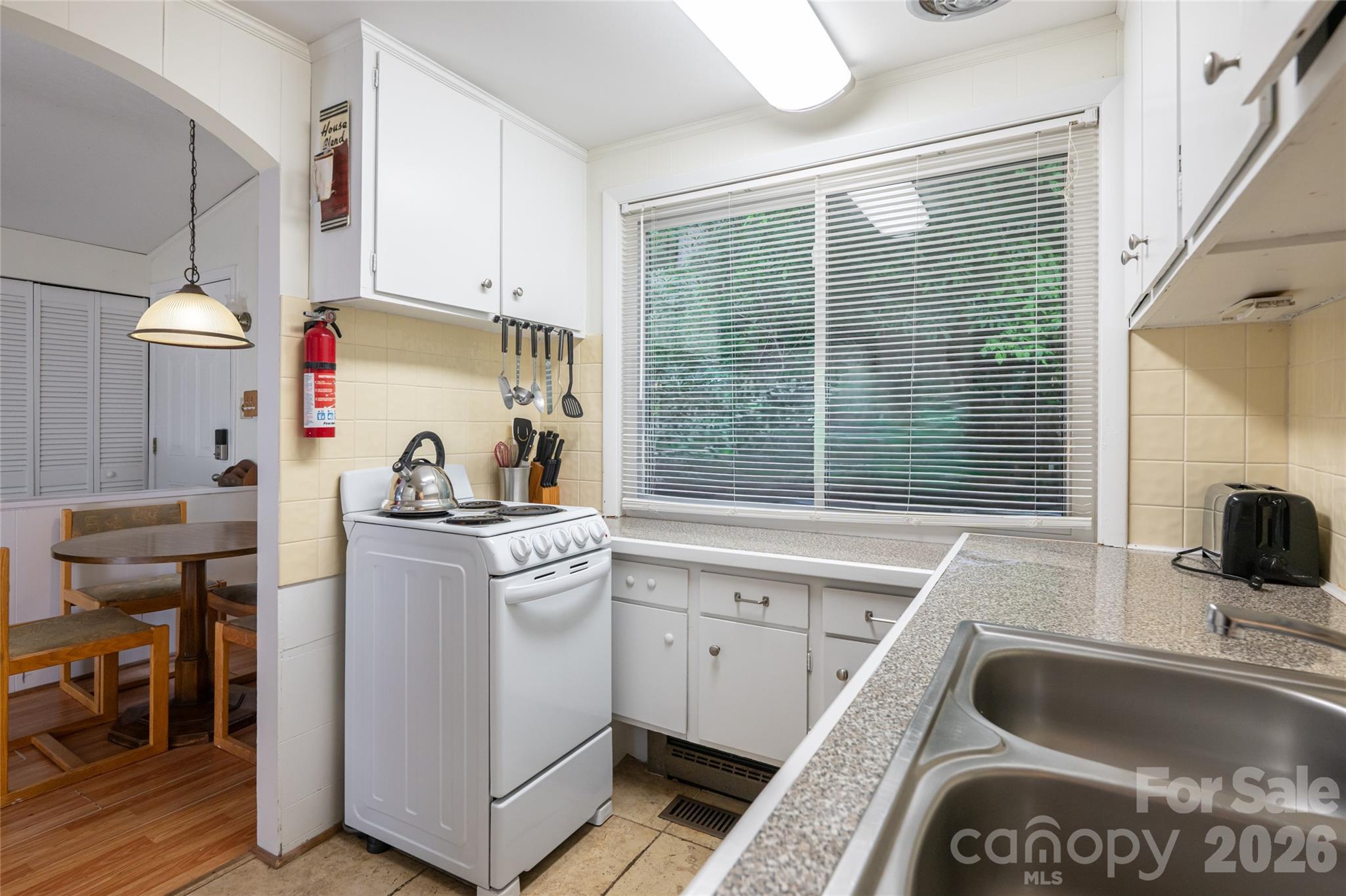 8 N Delano Road — Asheville