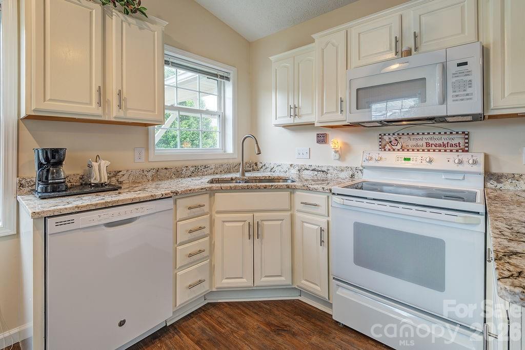 101 Strollers Lane — Waynesville