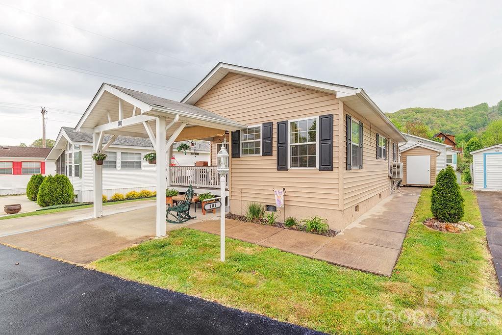 101 Strollers Lane — Waynesville