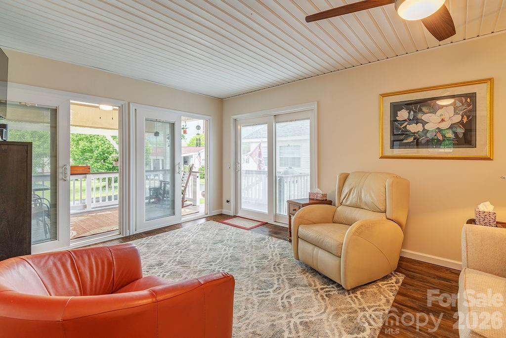 101 Strollers Lane — Waynesville