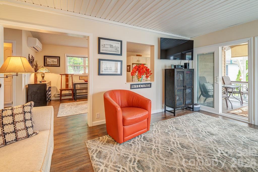 101 Strollers Lane — Waynesville
