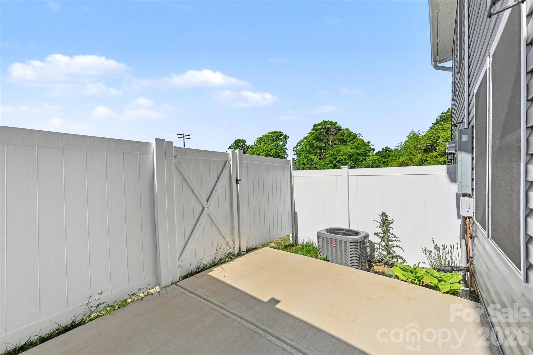 1006 10th Avenue NE — Hickory