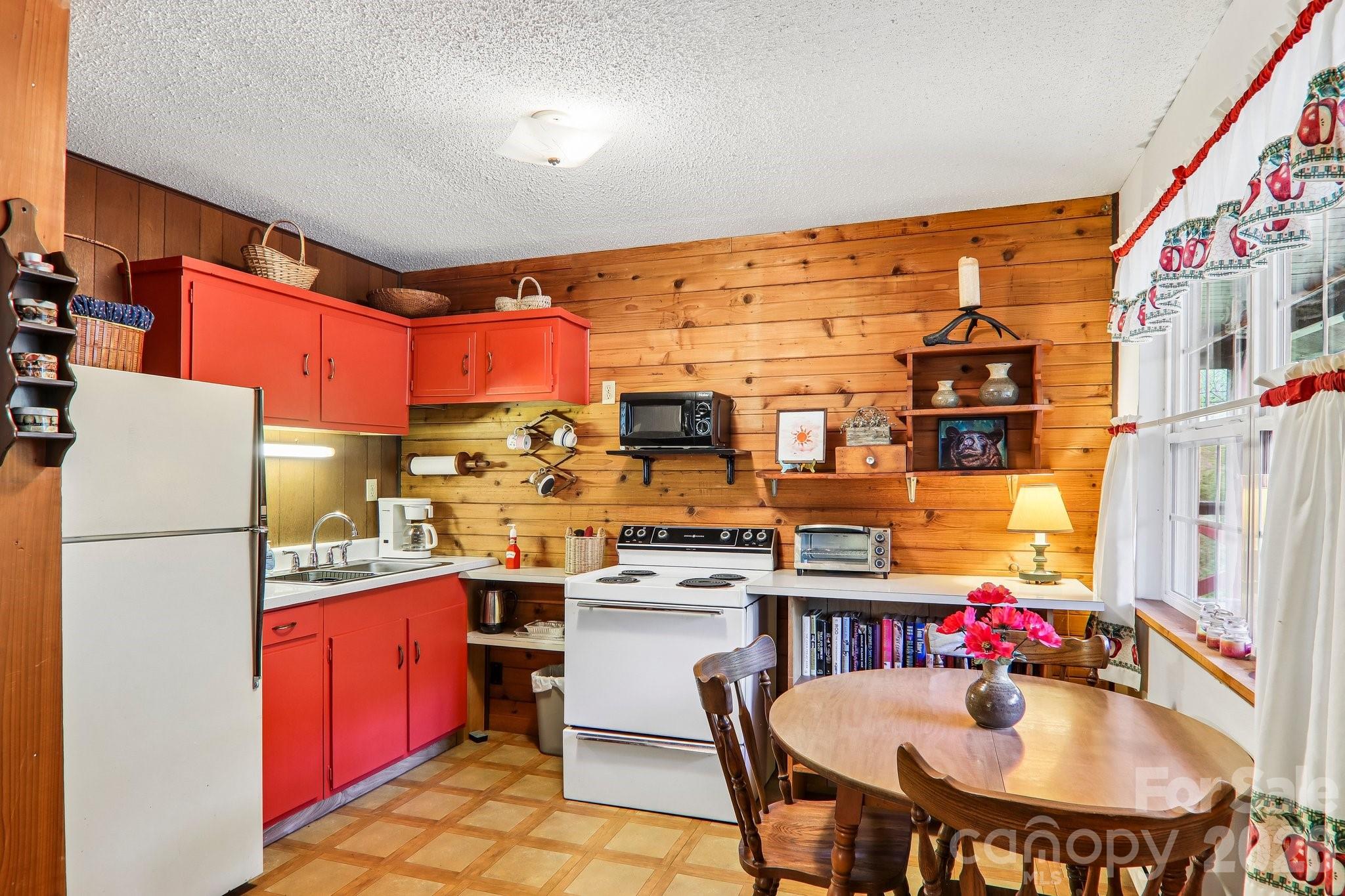 28 Mull Cove Road — Maggie Valley