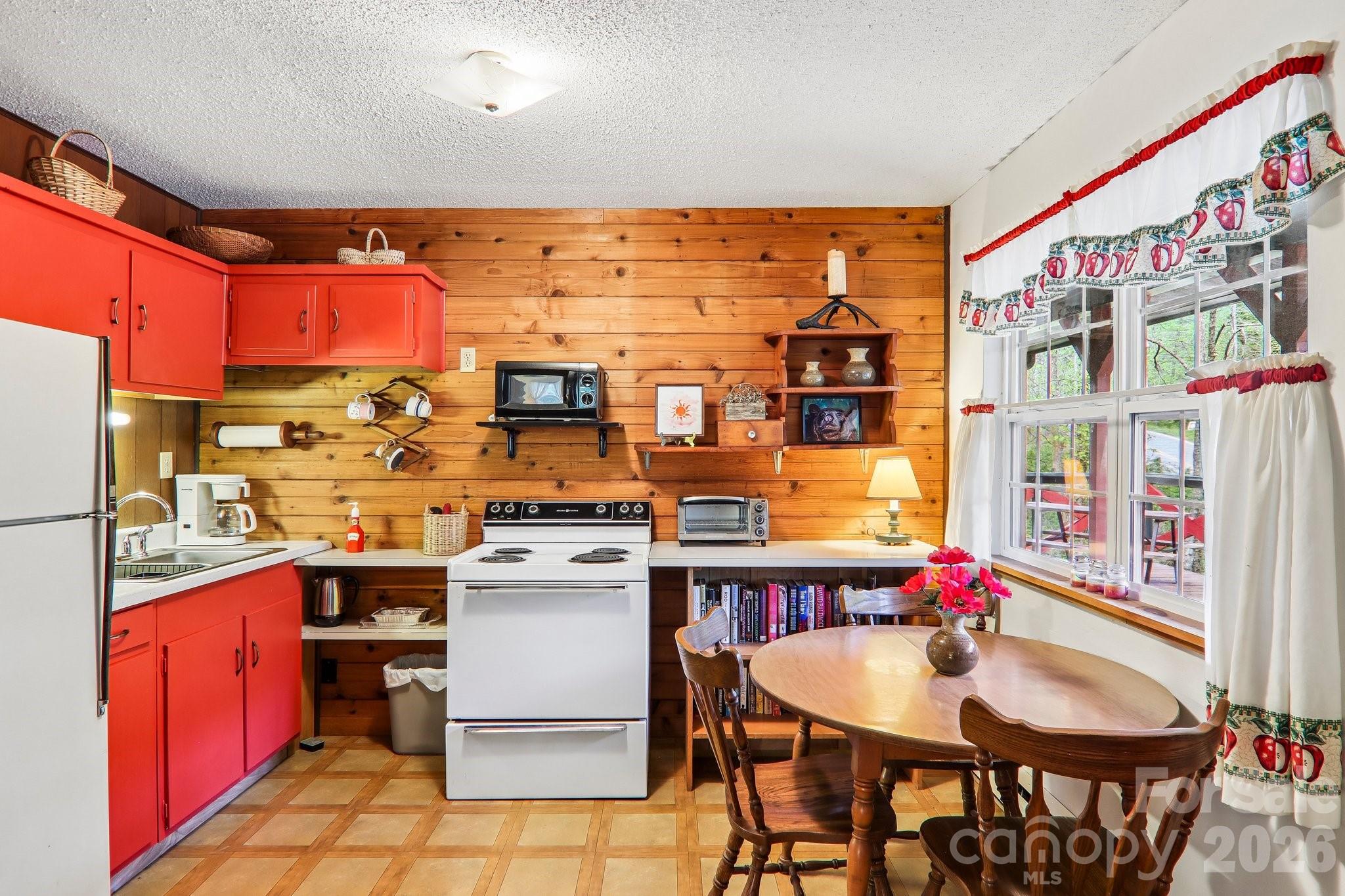 28 Mull Cove Road — Maggie Valley
