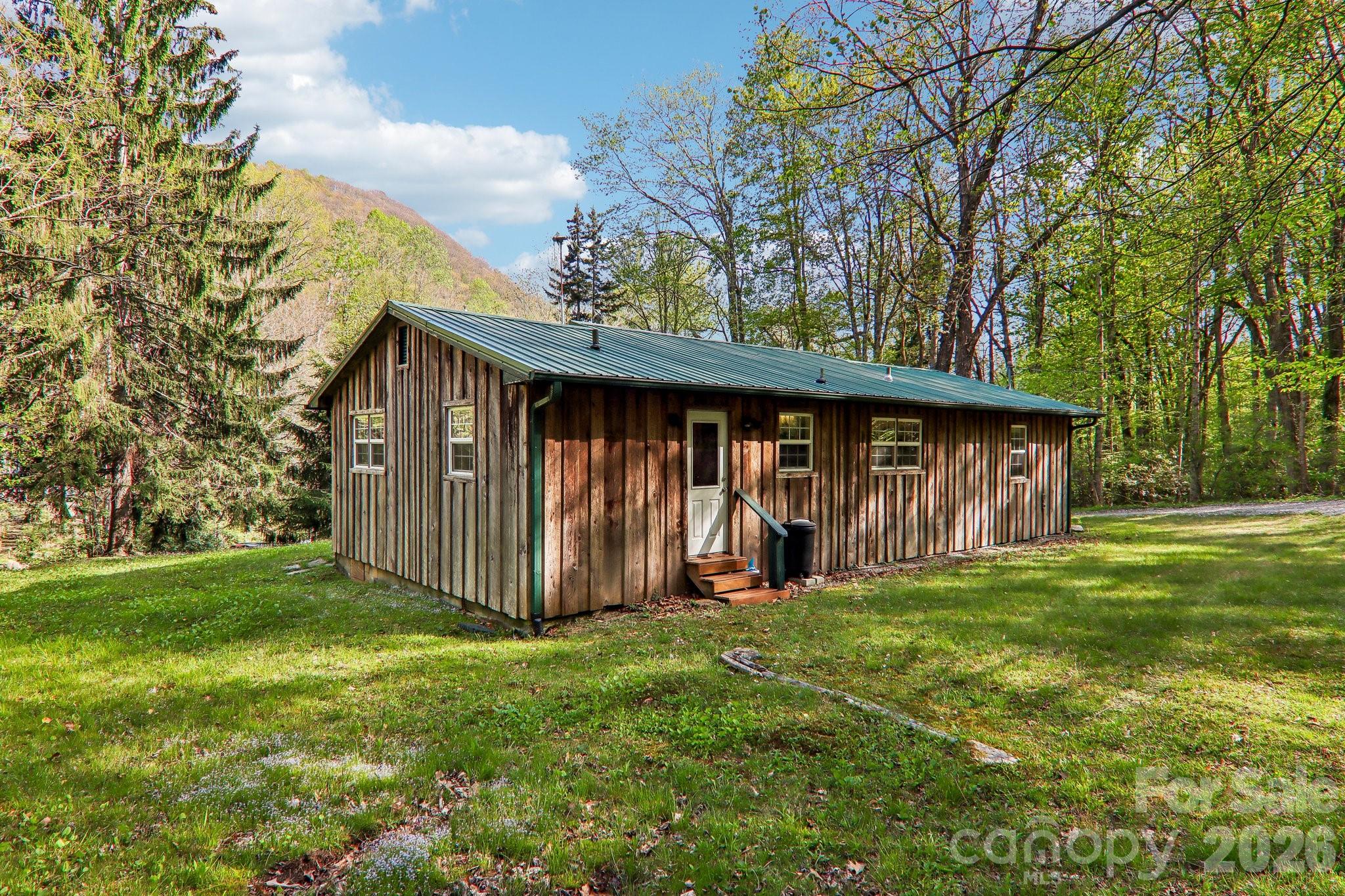 28 Mull Cove Road — Maggie Valley