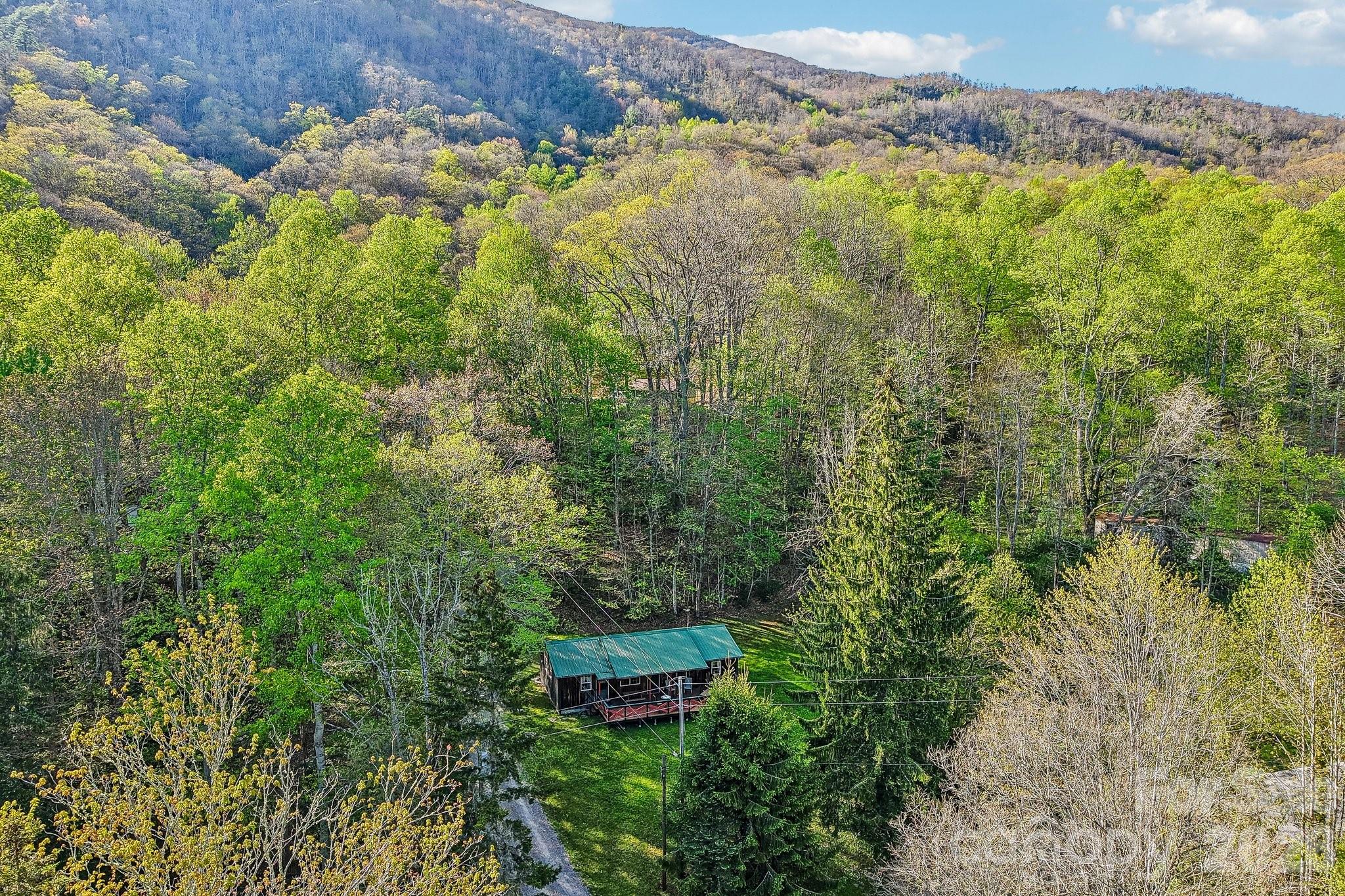 28 Mull Cove Road — Maggie Valley