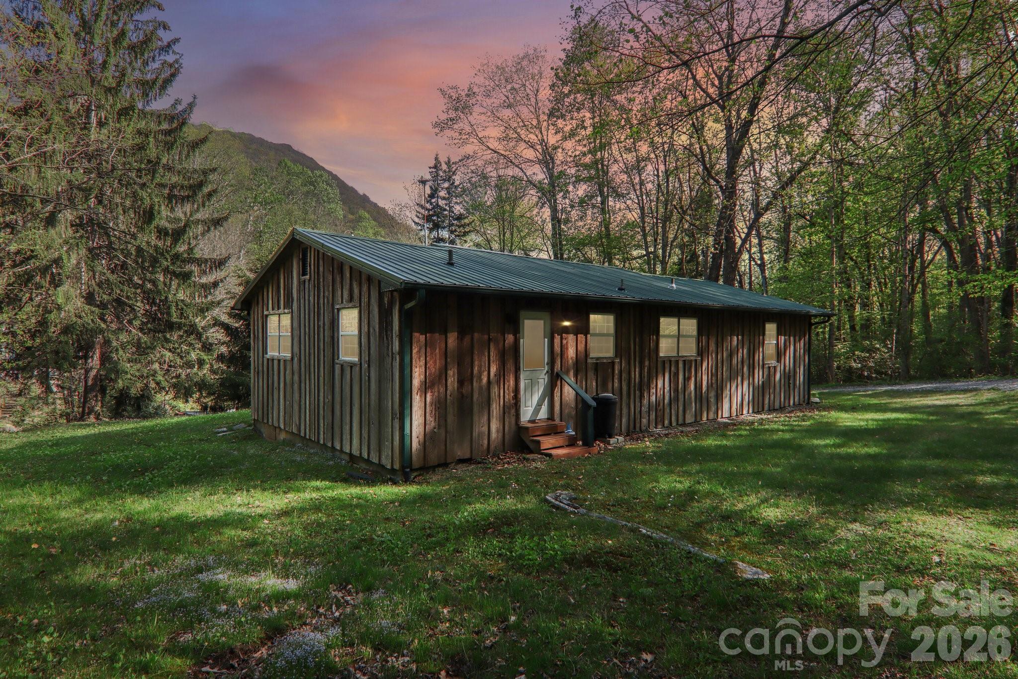 28 Mull Cove Road — Maggie Valley