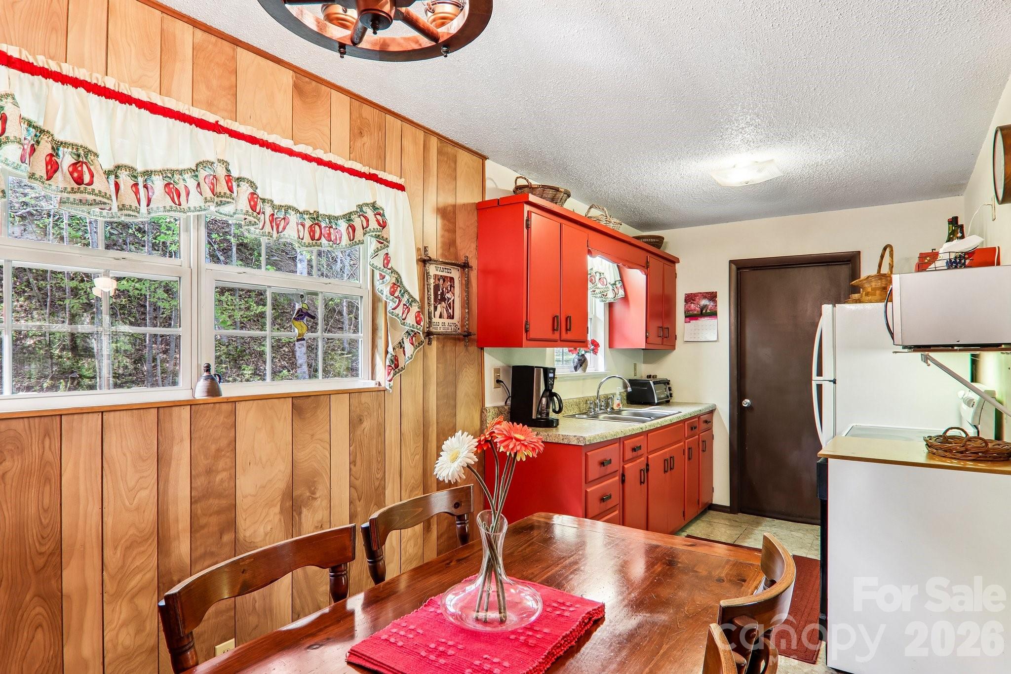 28 Mull Cove Road — Maggie Valley