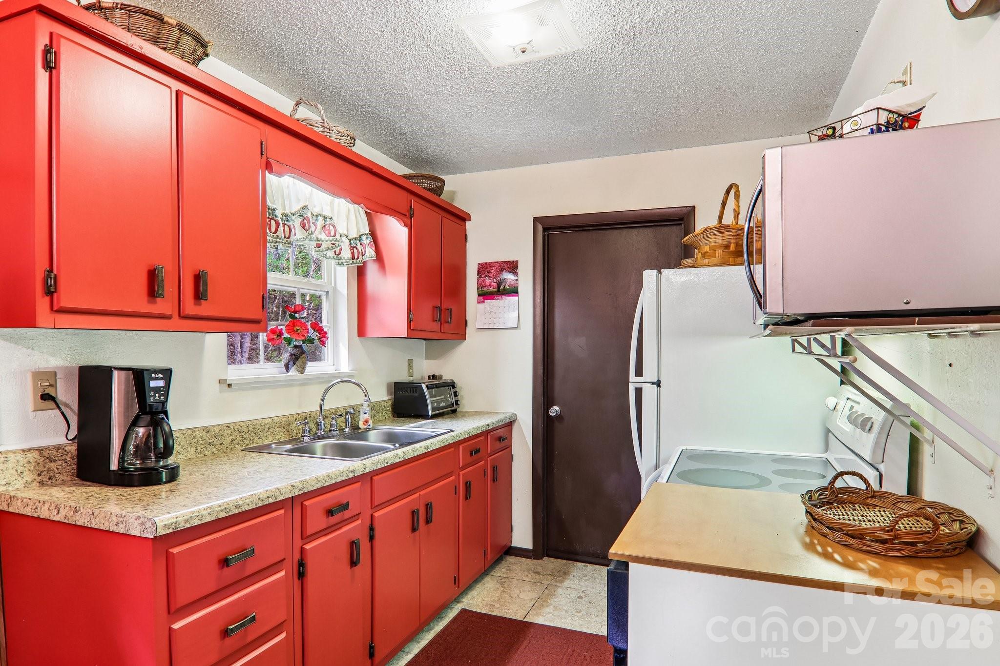 28 Mull Cove Road — Maggie Valley