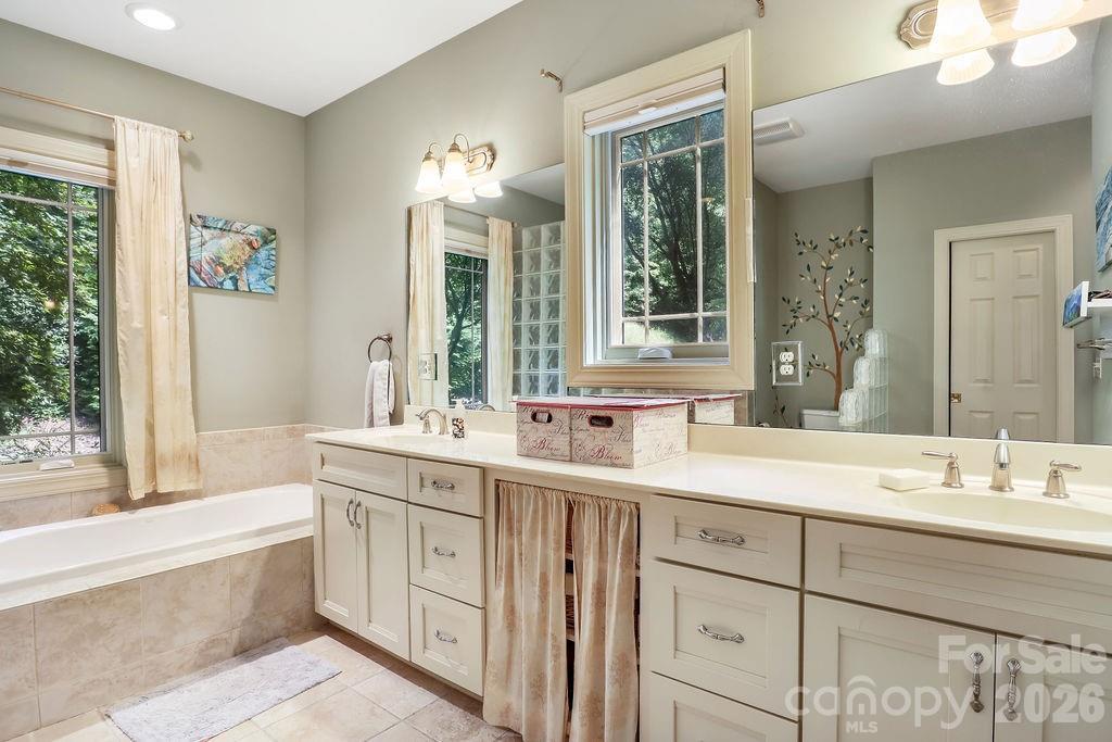 301 Gateway Drive — Hendersonville