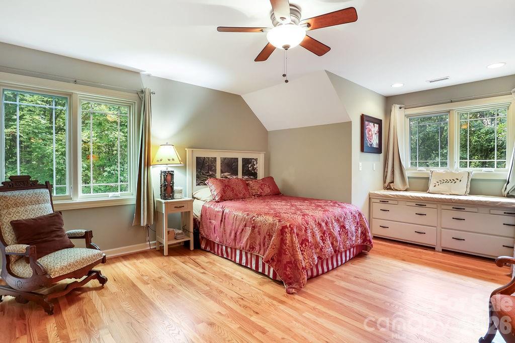 301 Gateway Drive — Hendersonville