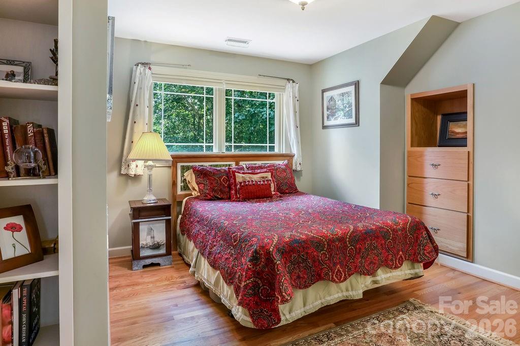 301 Gateway Drive — Hendersonville