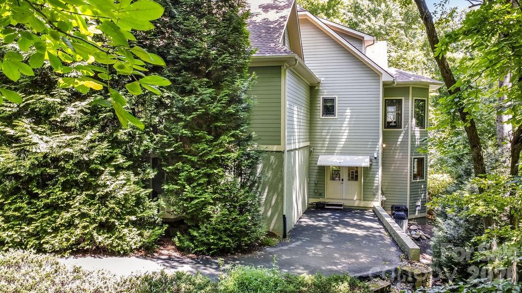 301 Gateway Drive — Hendersonville