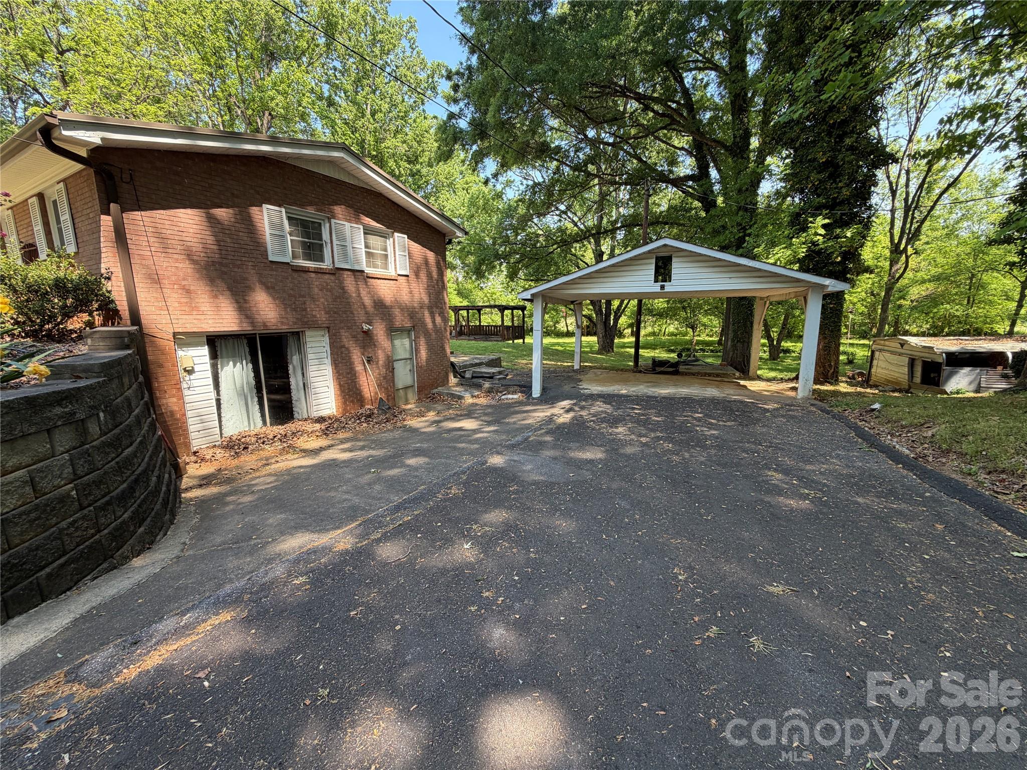 1044 Meadowbrook Lane — Newton