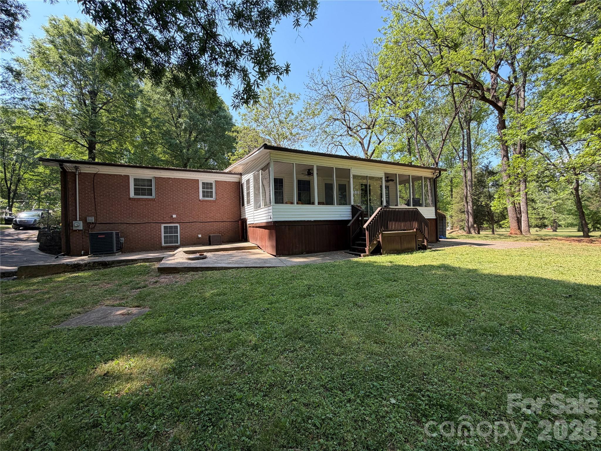 1044 Meadowbrook Lane — Newton