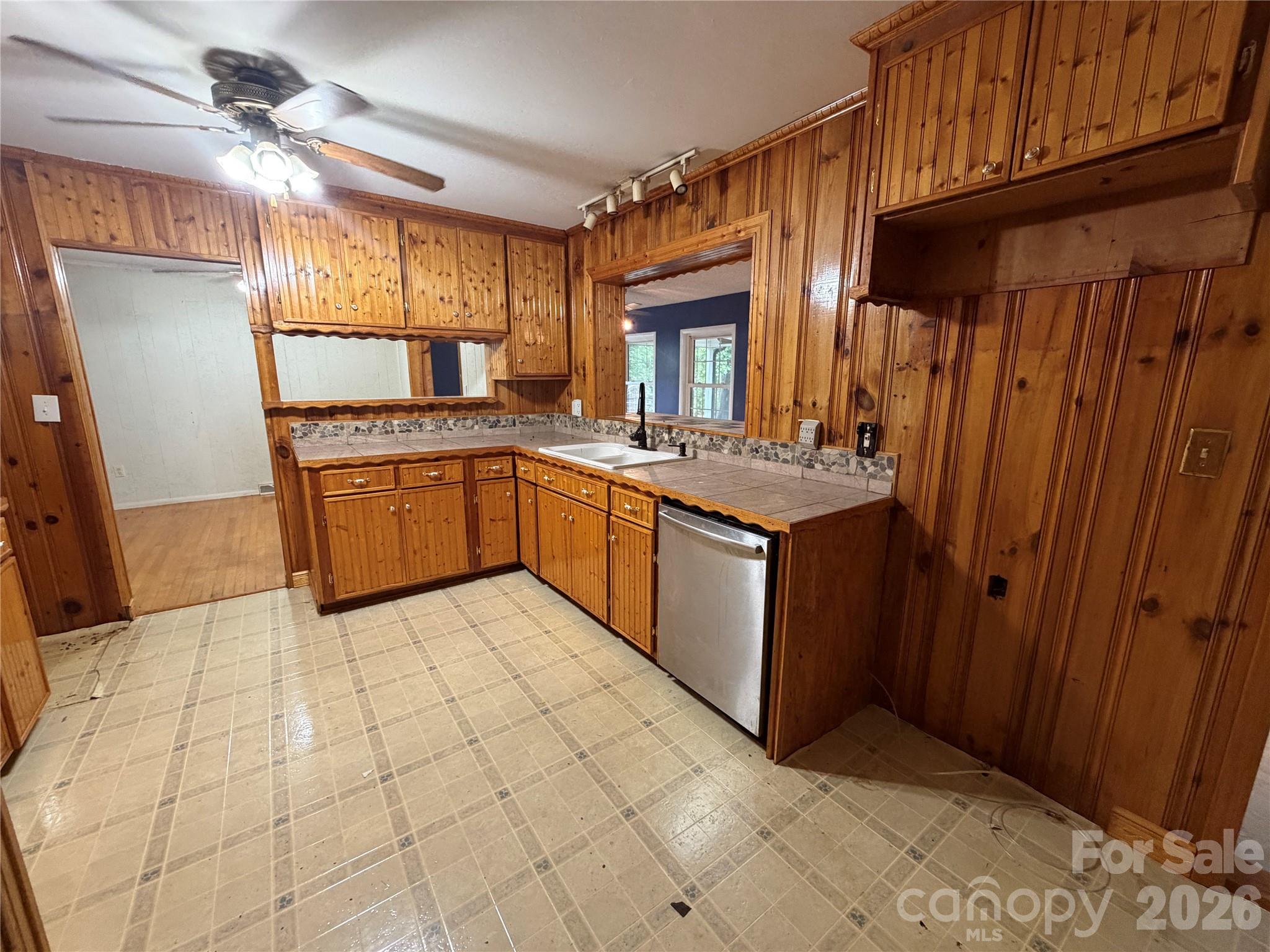 1044 Meadowbrook Lane — Newton