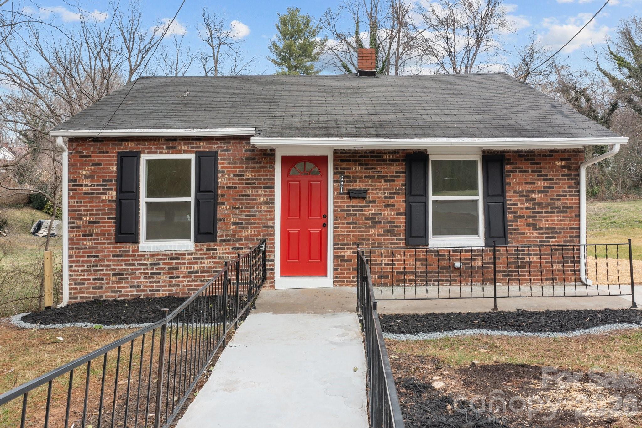 621 E Sharpe Street E — Statesville