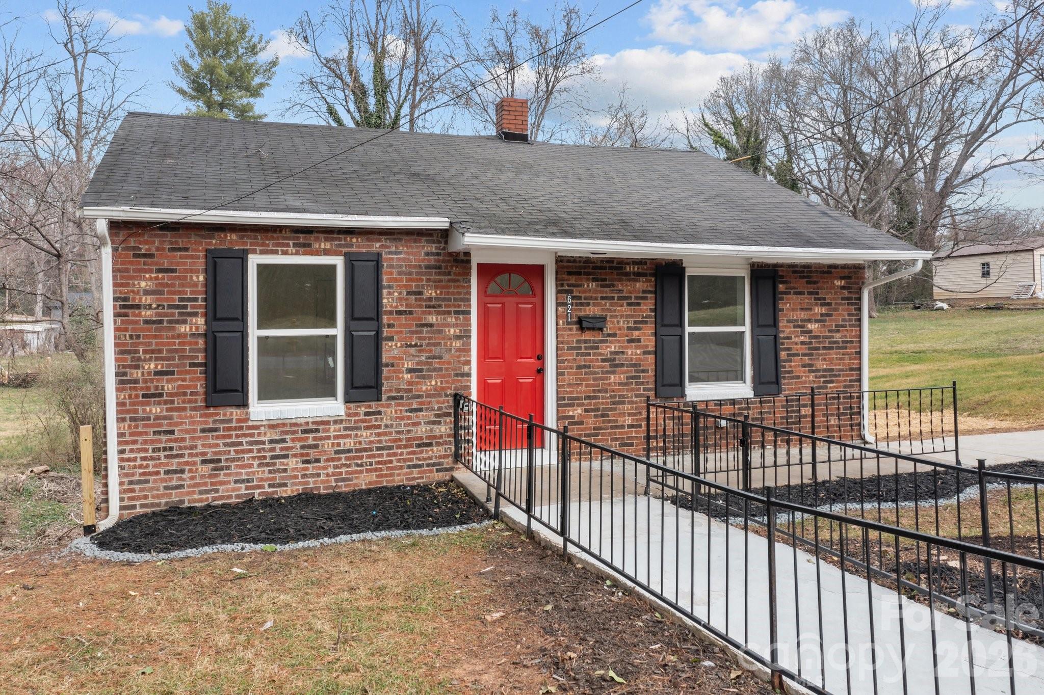 621 E Sharpe Street E — Statesville