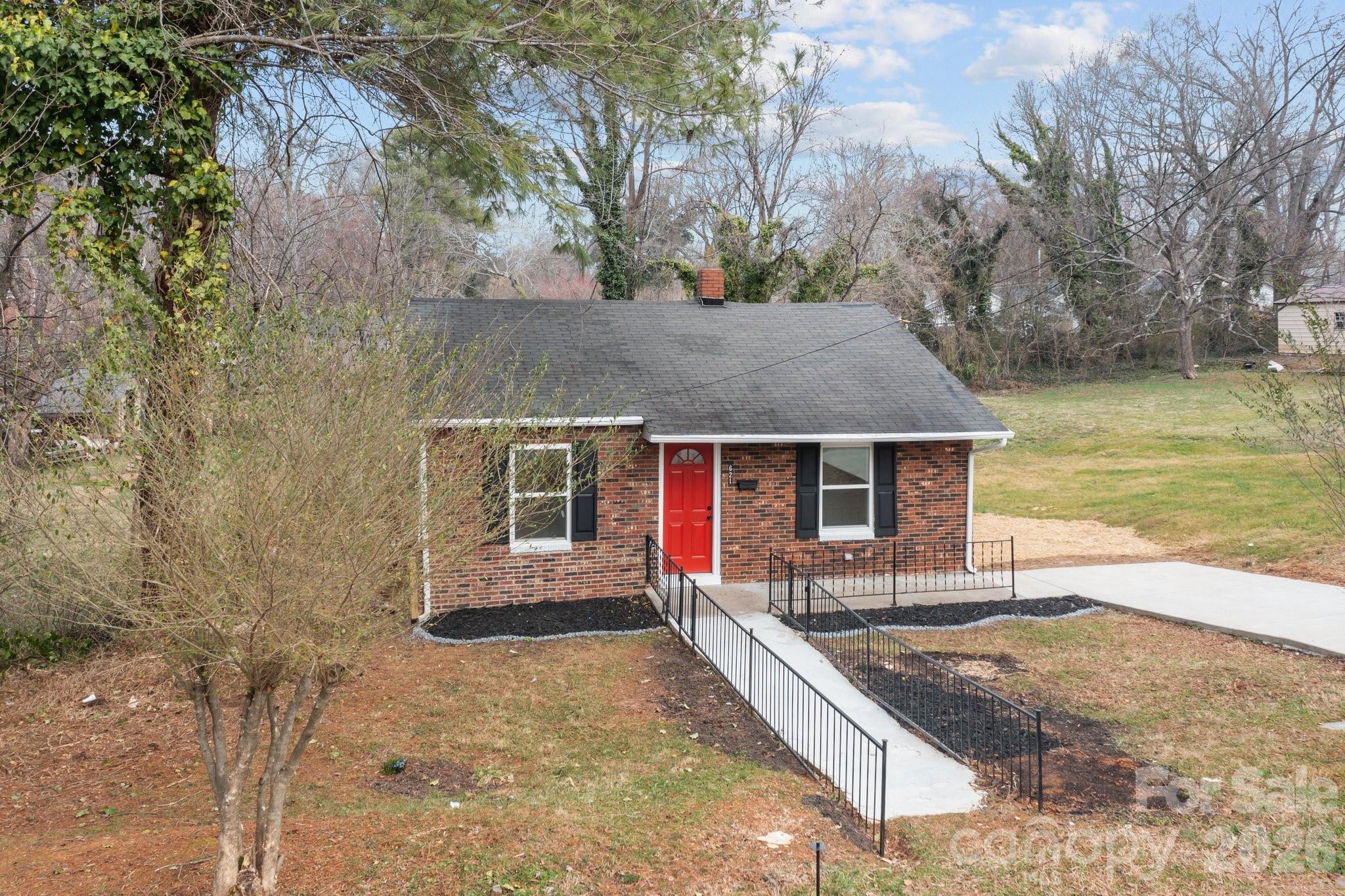 621 E Sharpe Street E — Statesville