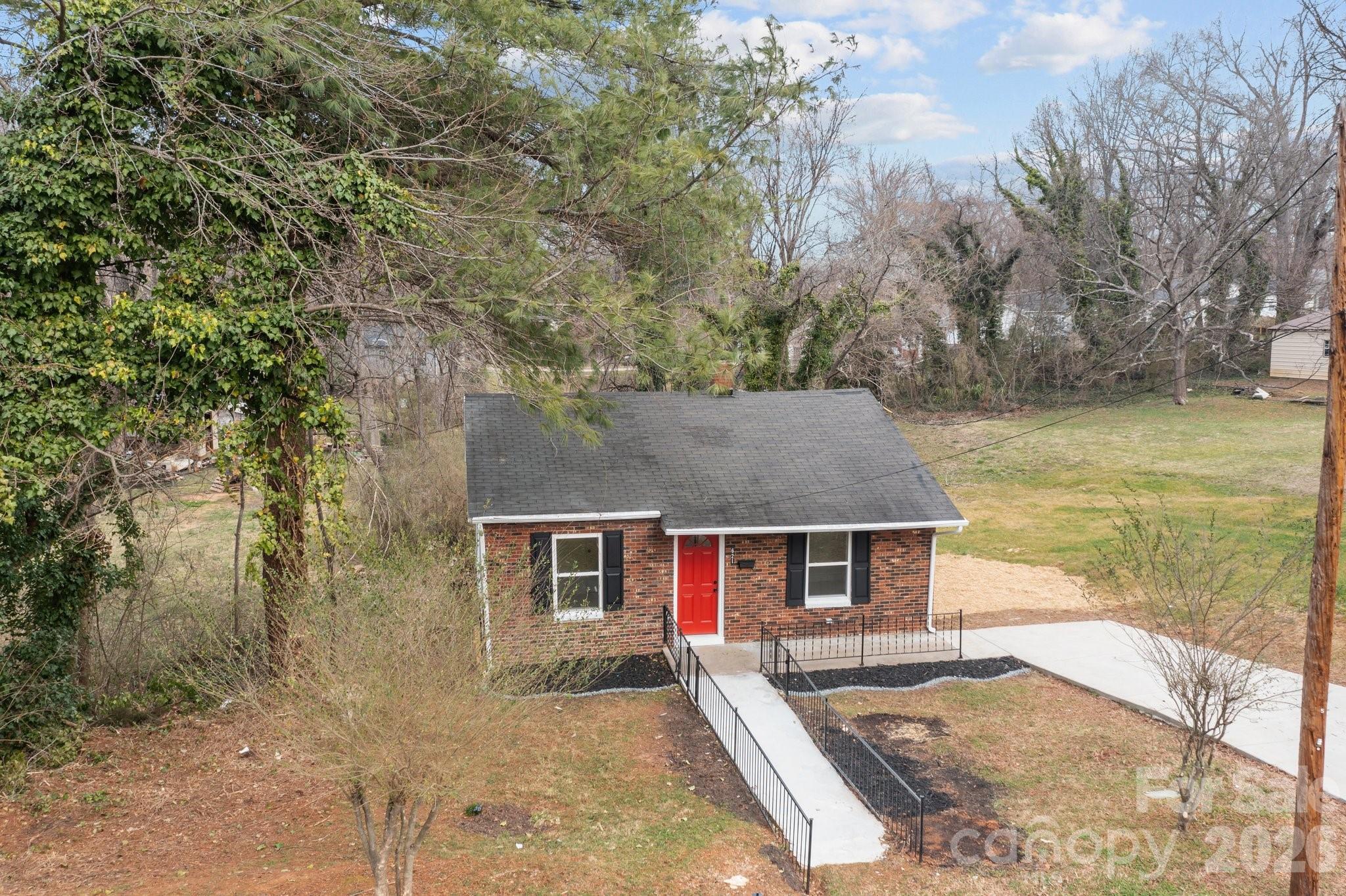 621 E Sharpe Street E — Statesville