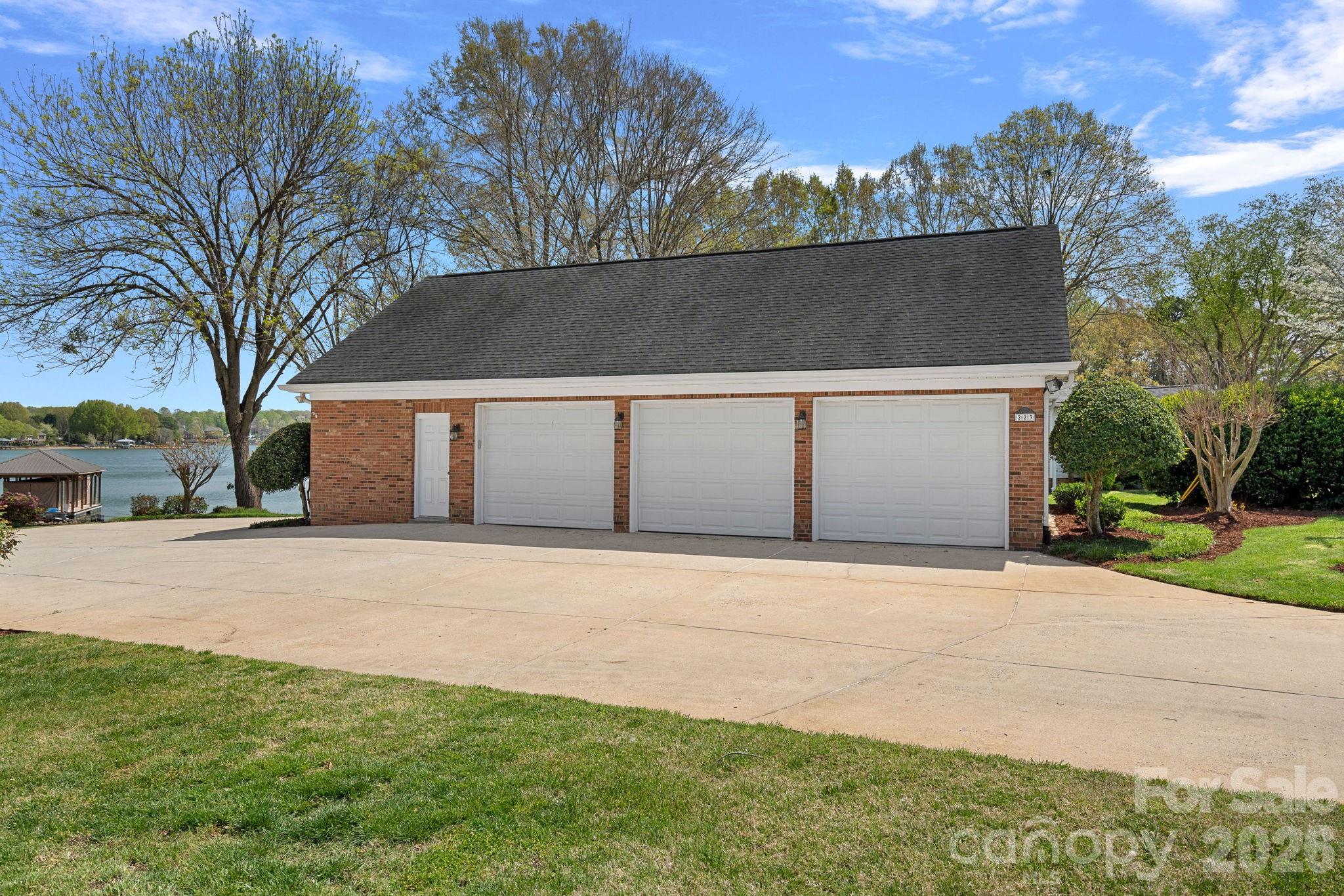223 Wilson Lake Road — Mooresville