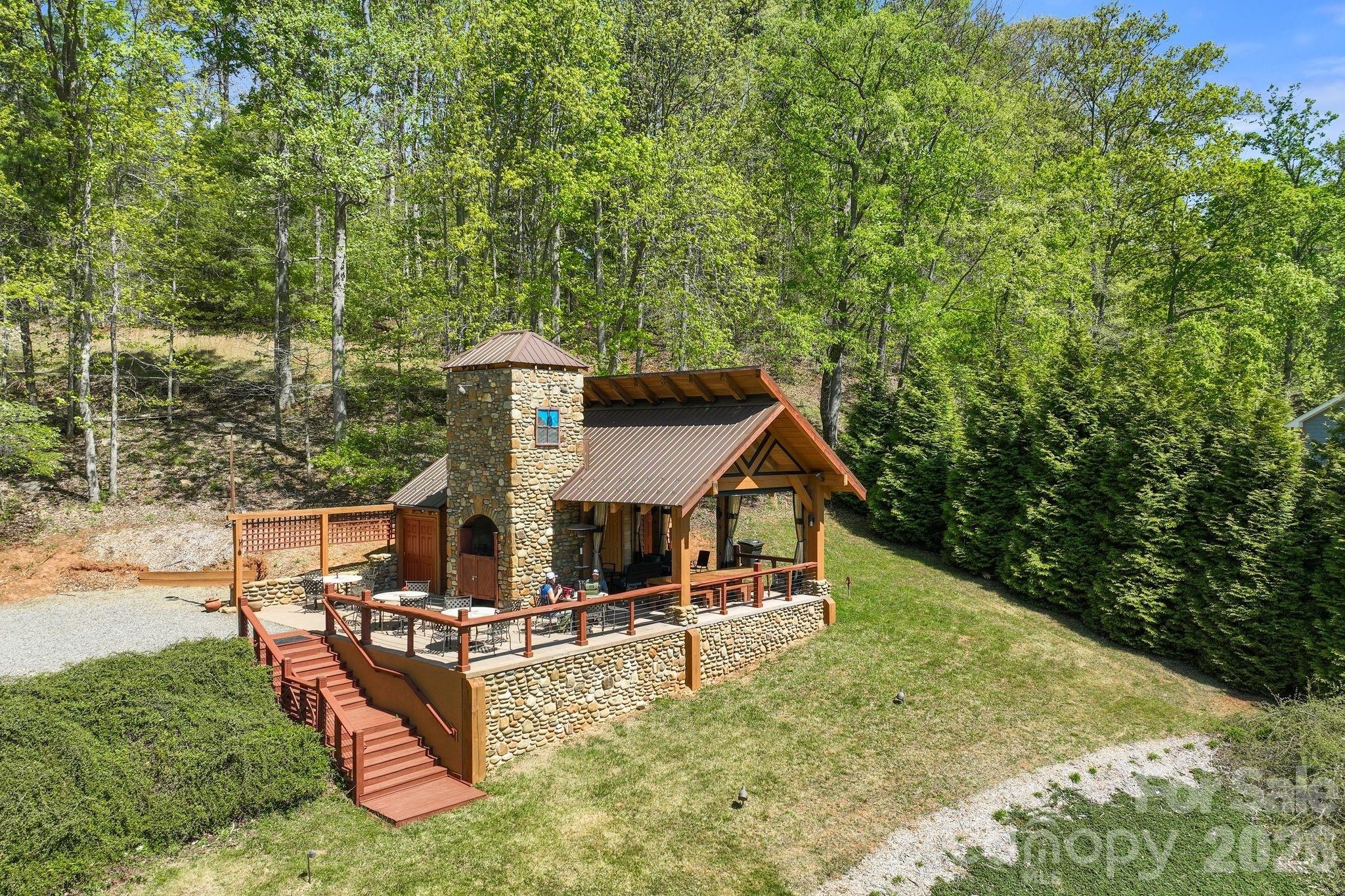 404 Amanda Drive — Mars Hill