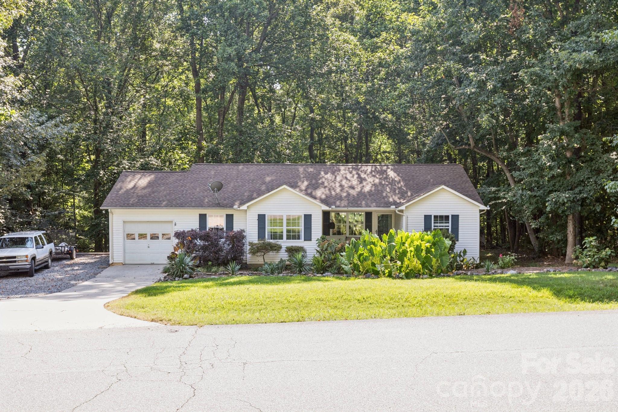 125 Mills Forest Lane — Mooresville