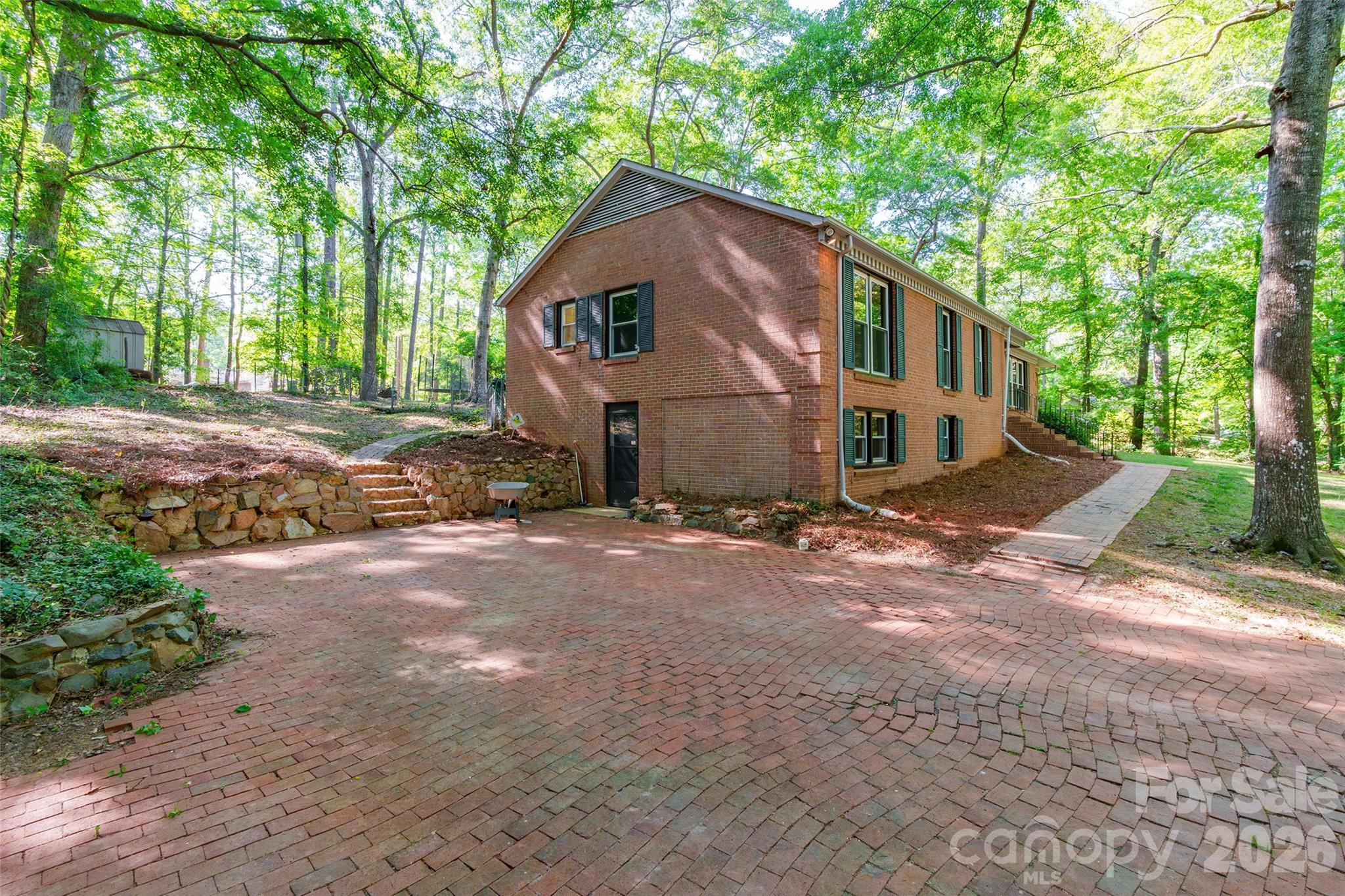 513 Mountainbrook Road — Lancaster