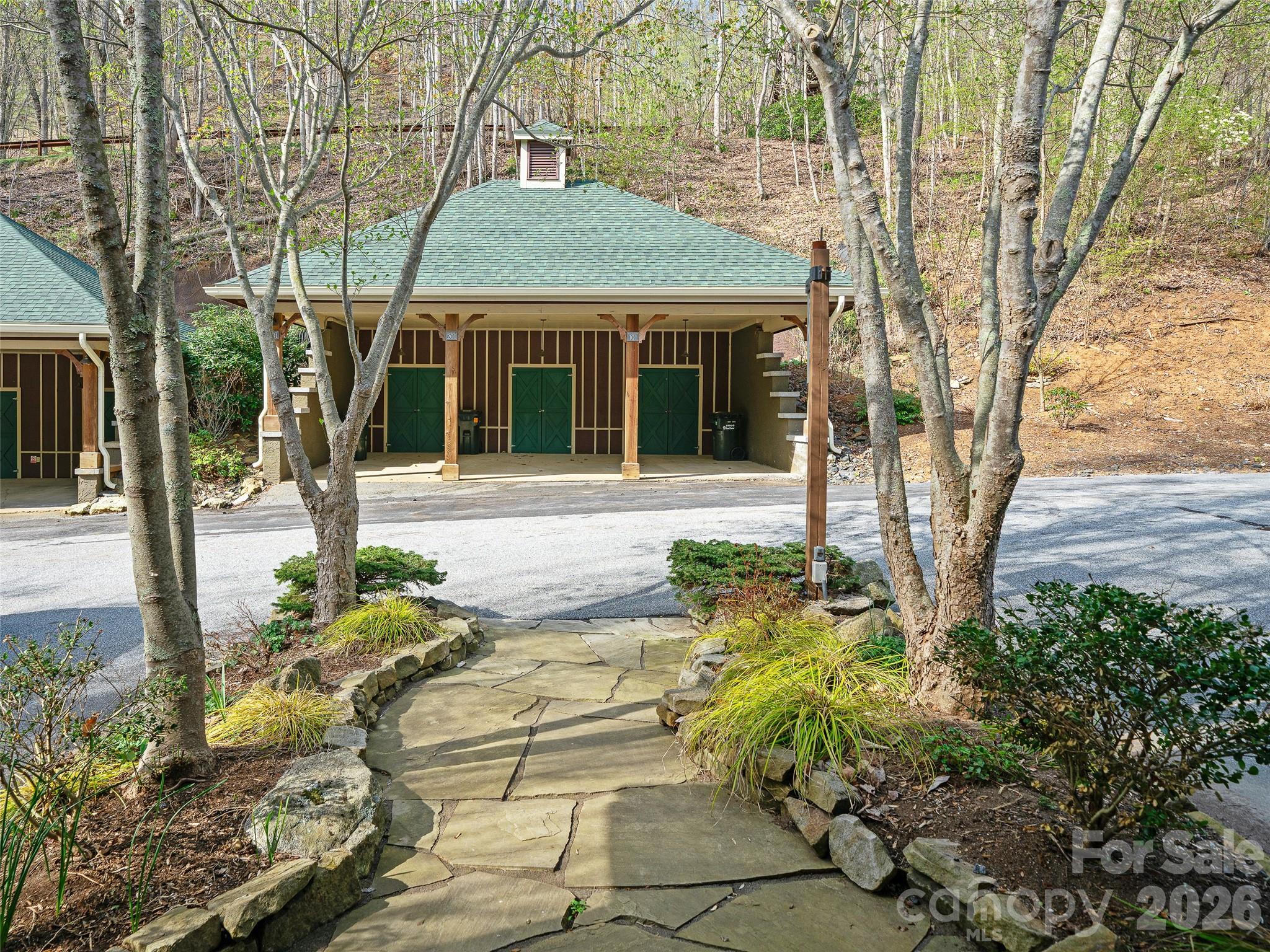 81 Creekside Way #F-101 — Burnsville