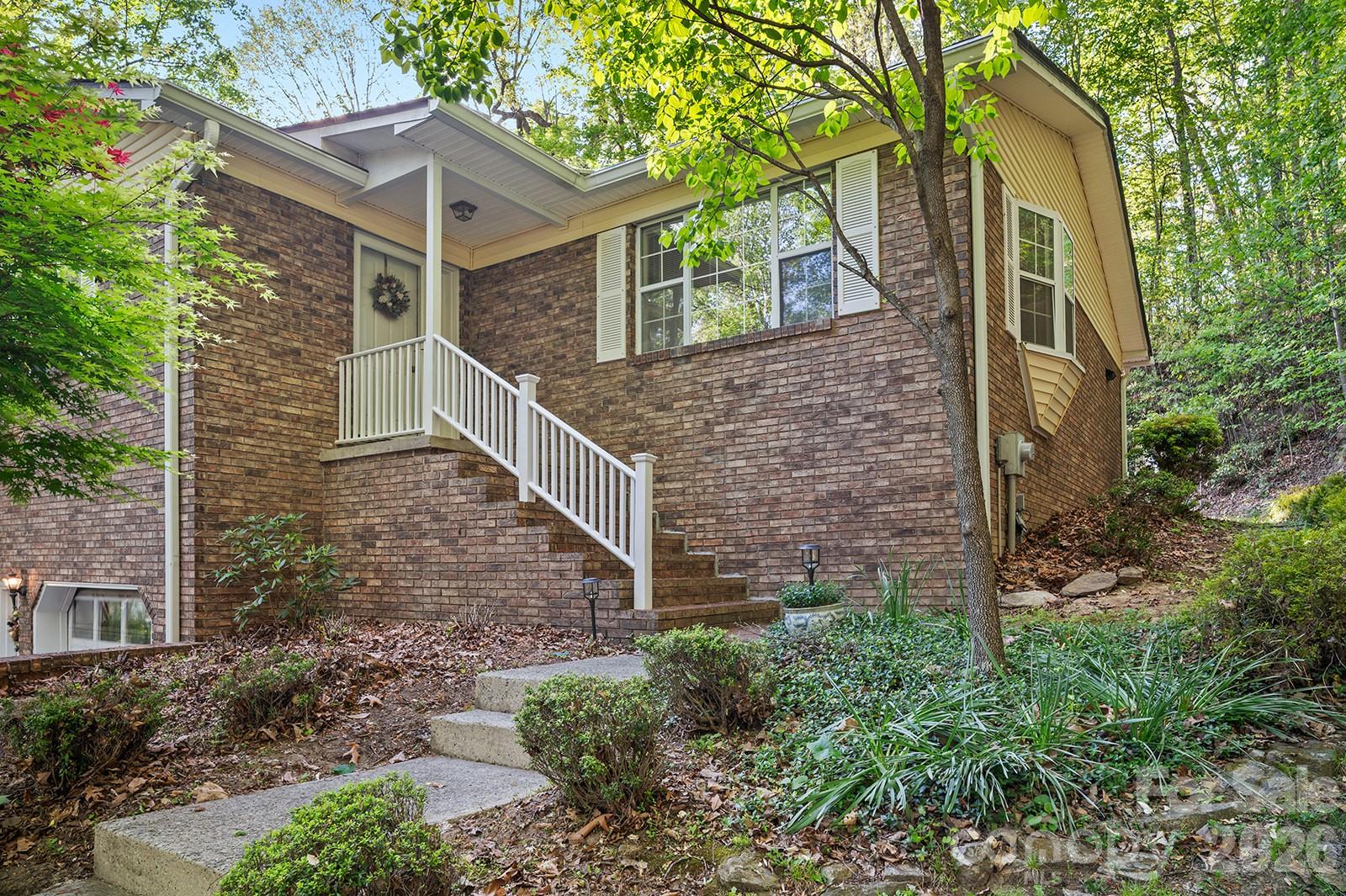 12 Steeplechase Court — Hendersonville