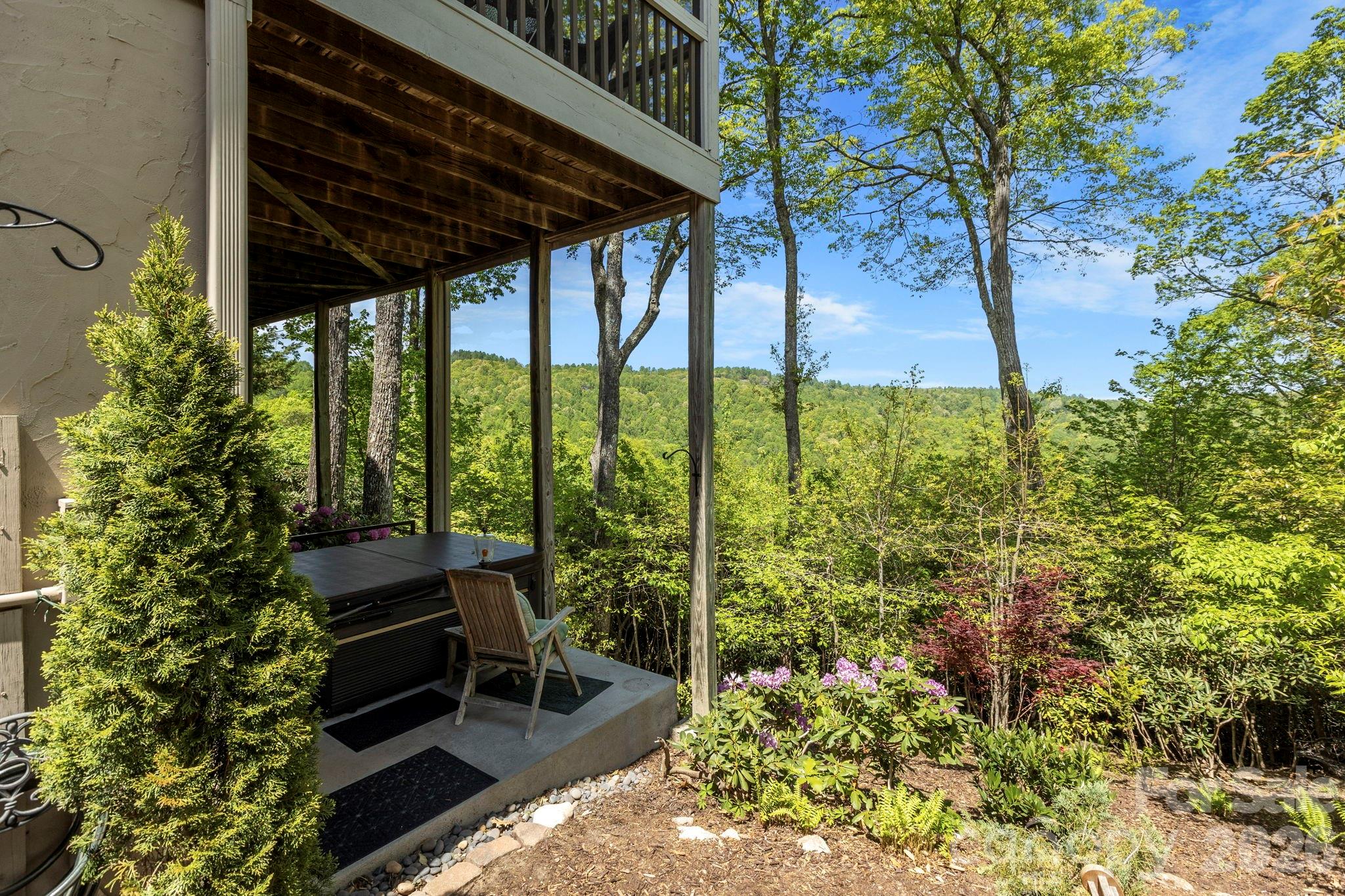 8 Spring Ridge Lane — Hendersonville