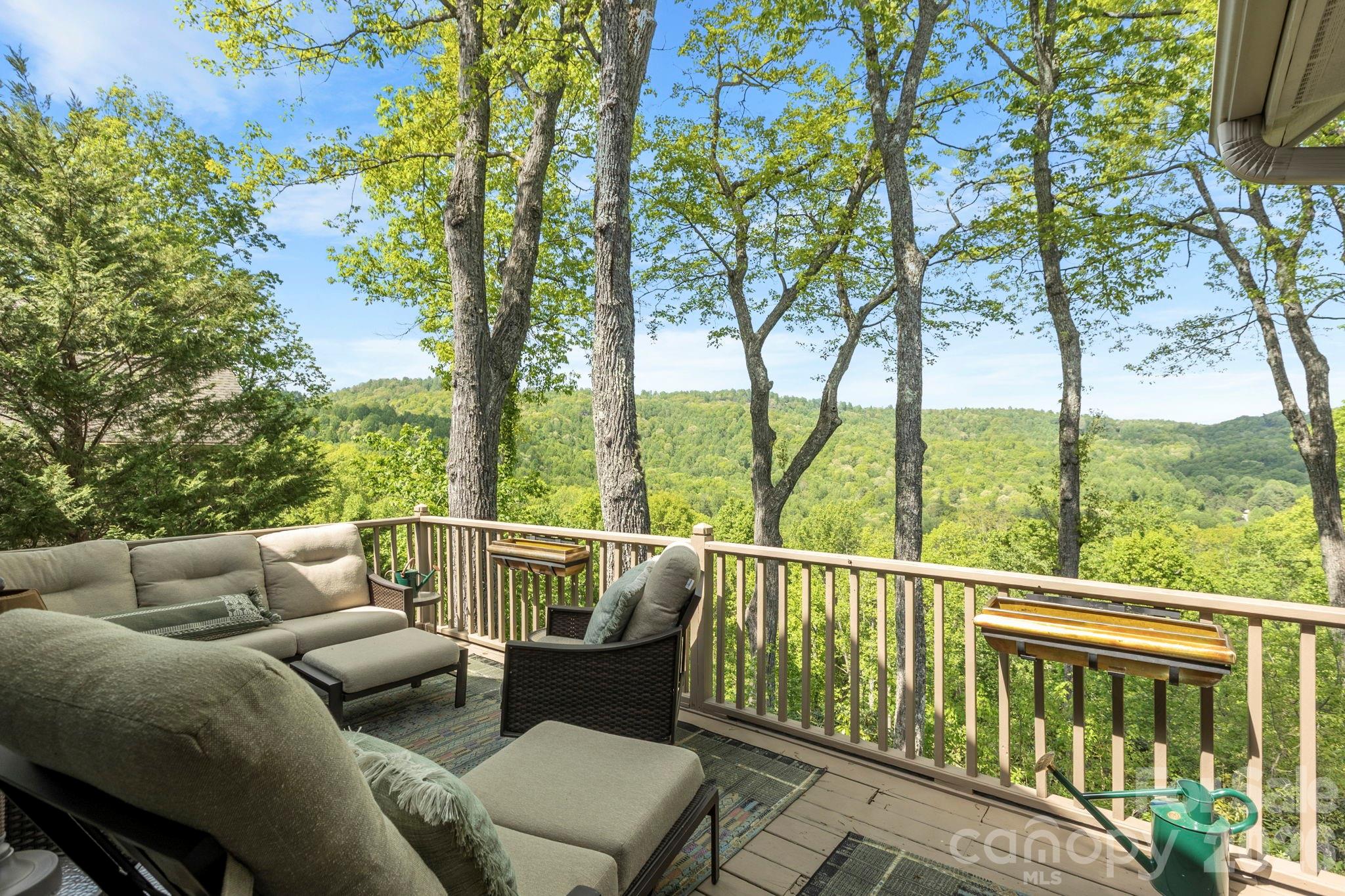8 Spring Ridge Lane — Hendersonville