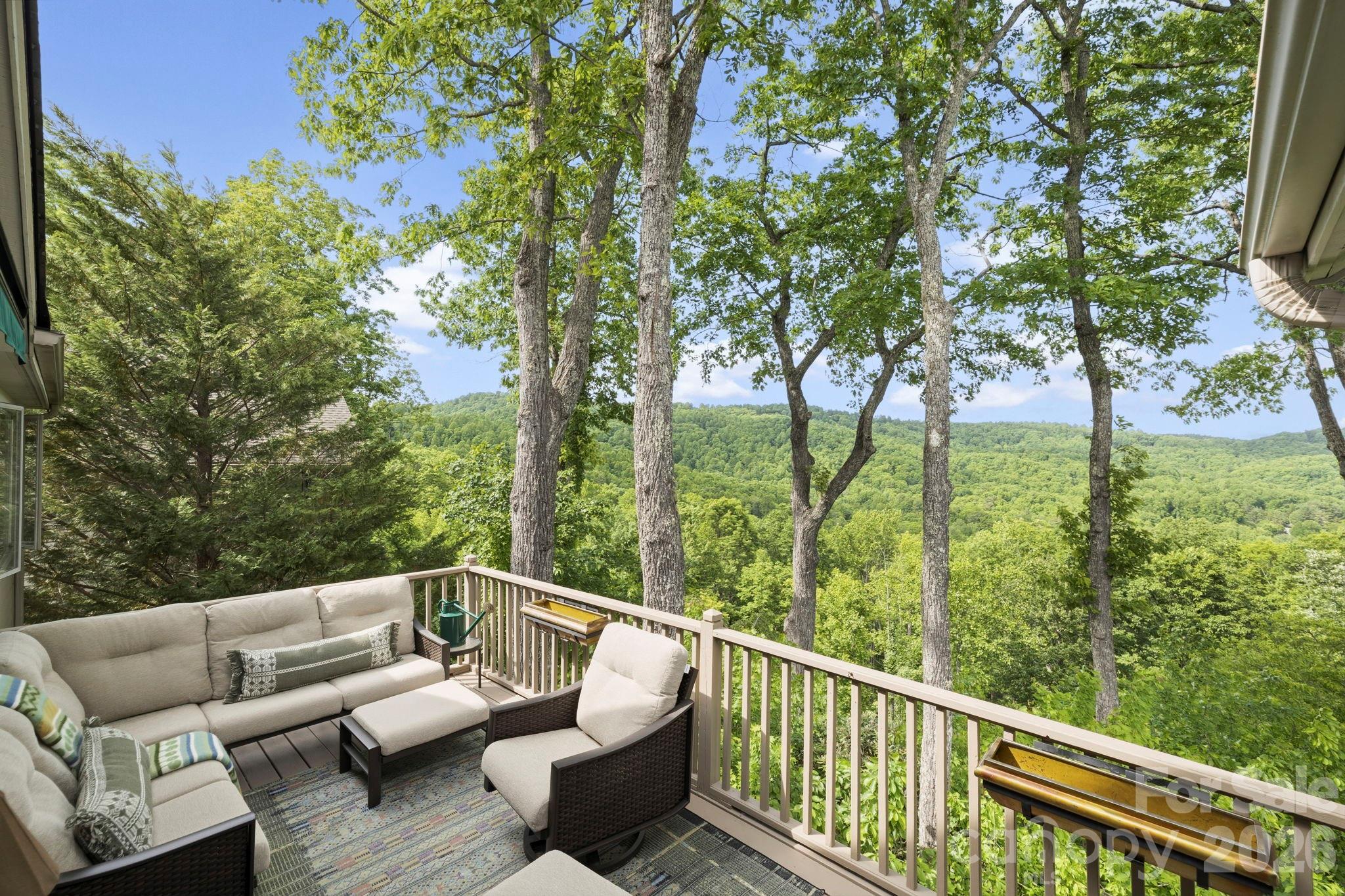 8 Spring Ridge Lane — Hendersonville