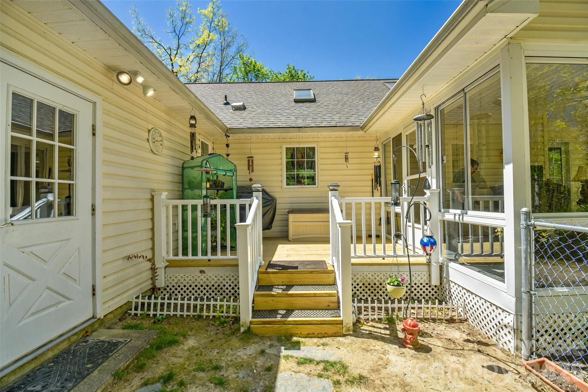 548 Thunder Road — Brevard