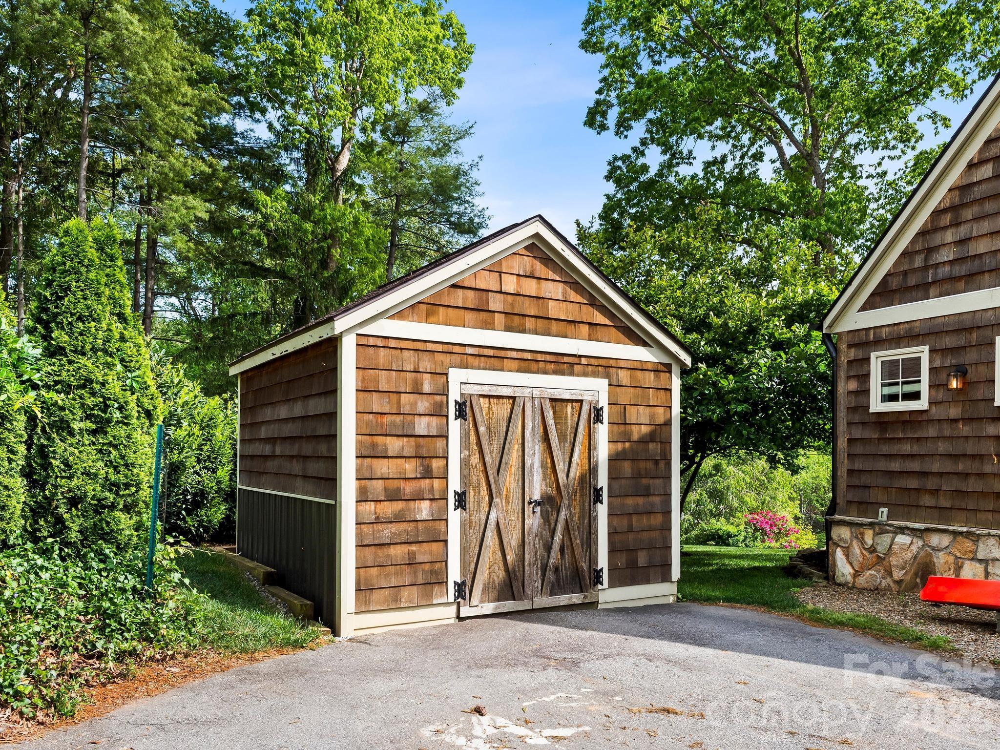 84 Arthur Road — Asheville