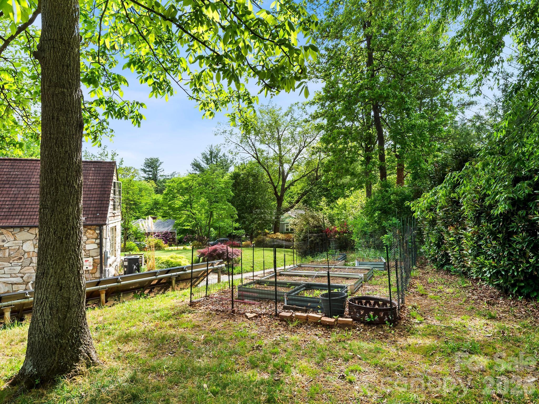 84 Arthur Road — Asheville
