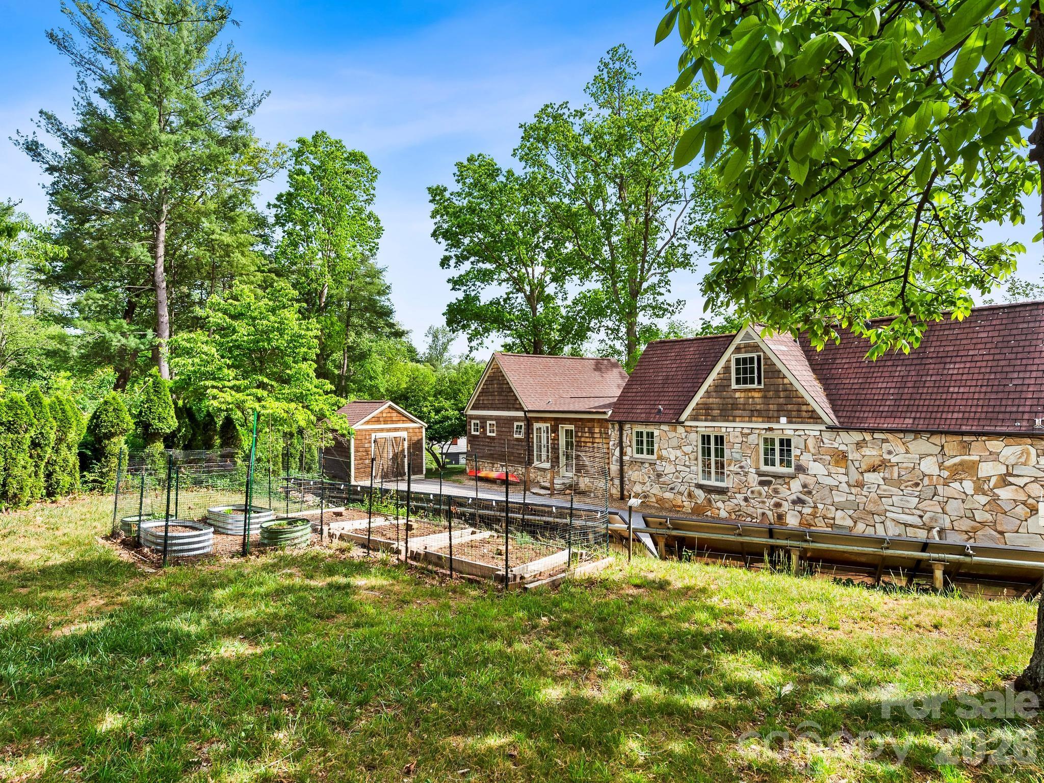 84 Arthur Road — Asheville