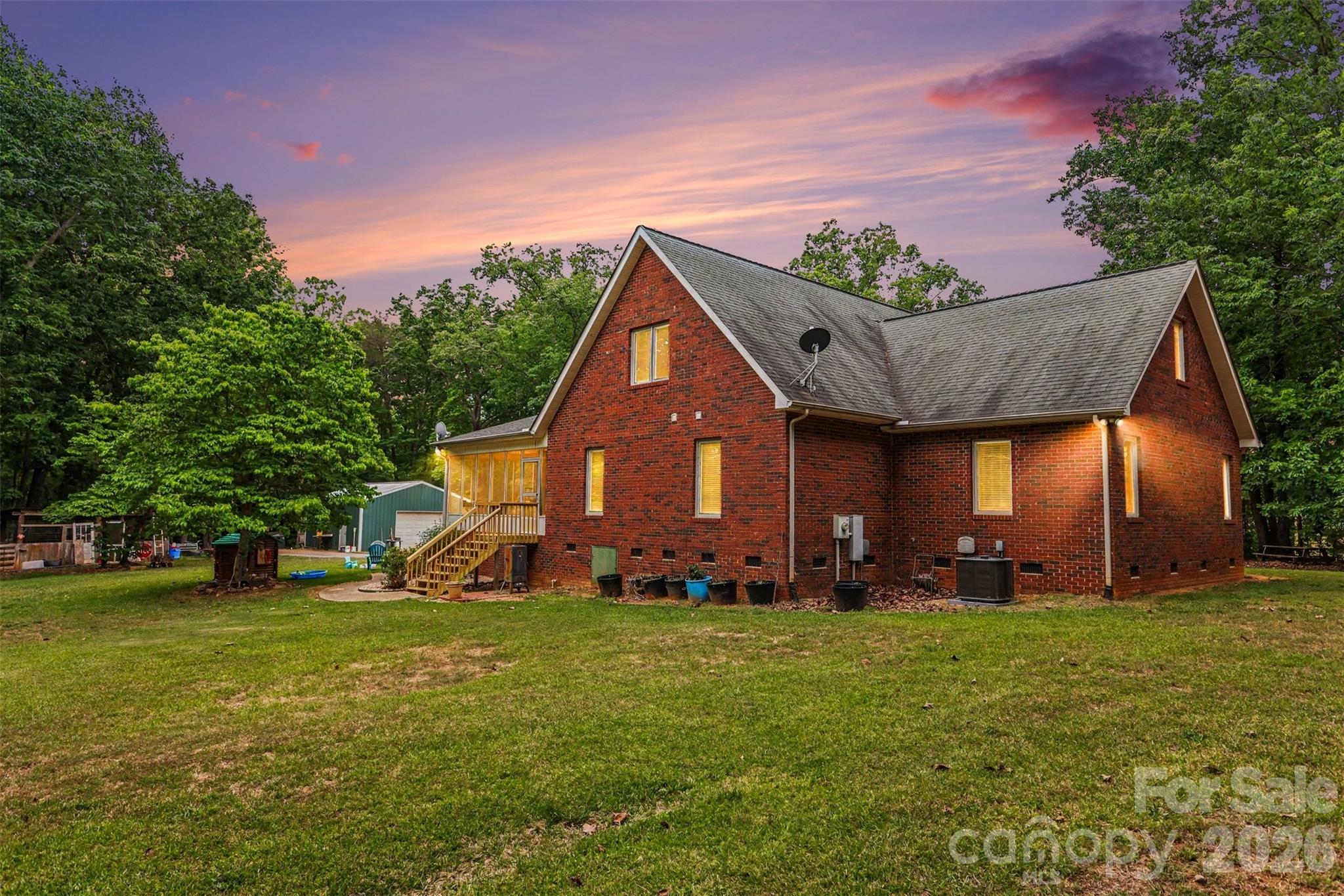 884 Beamguard Road — Clover
